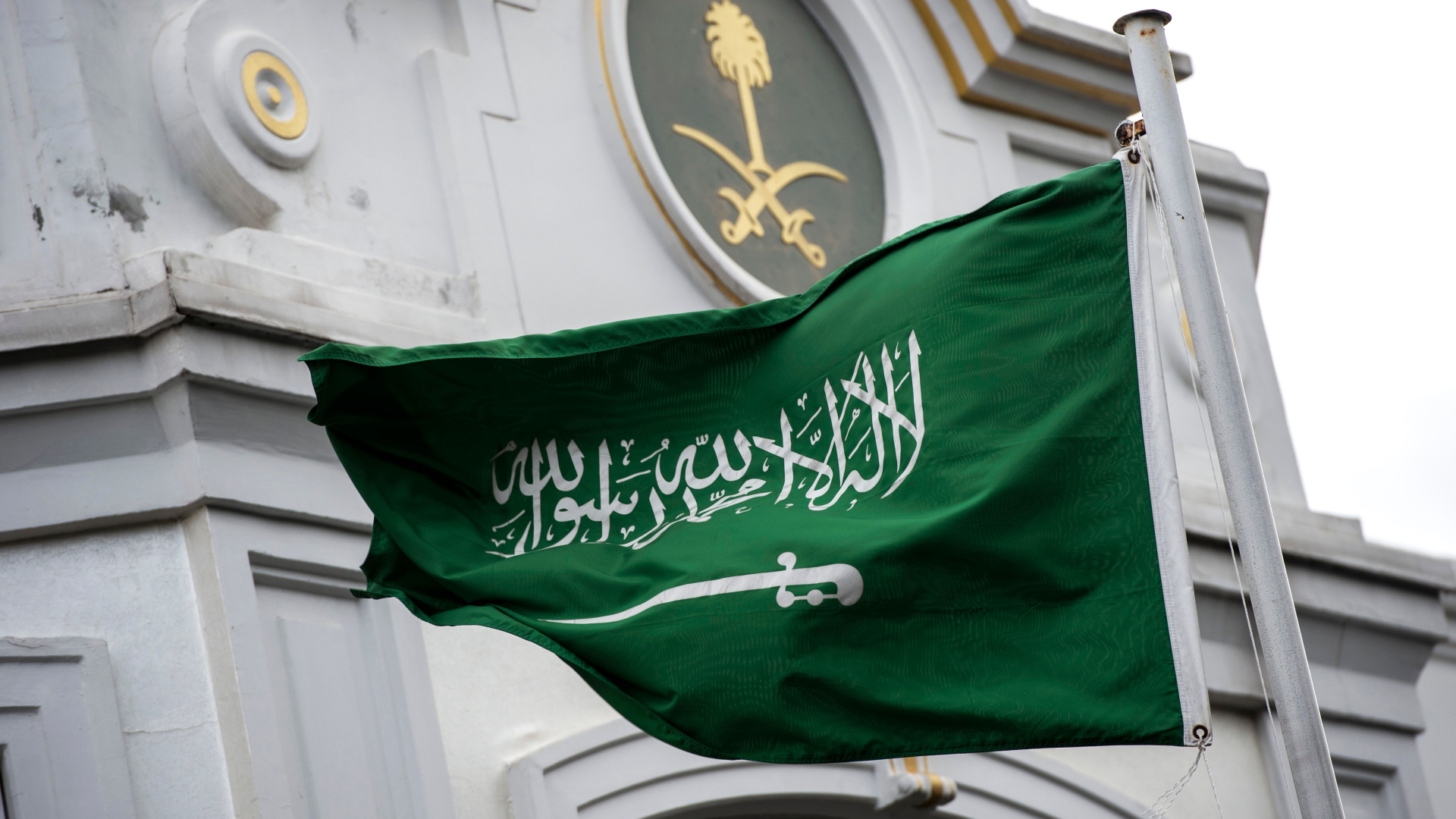 Die saudische Flagge weht vor dem Konsulat Saudi-Arabiens in Istanbul | Bildquelle: AFP