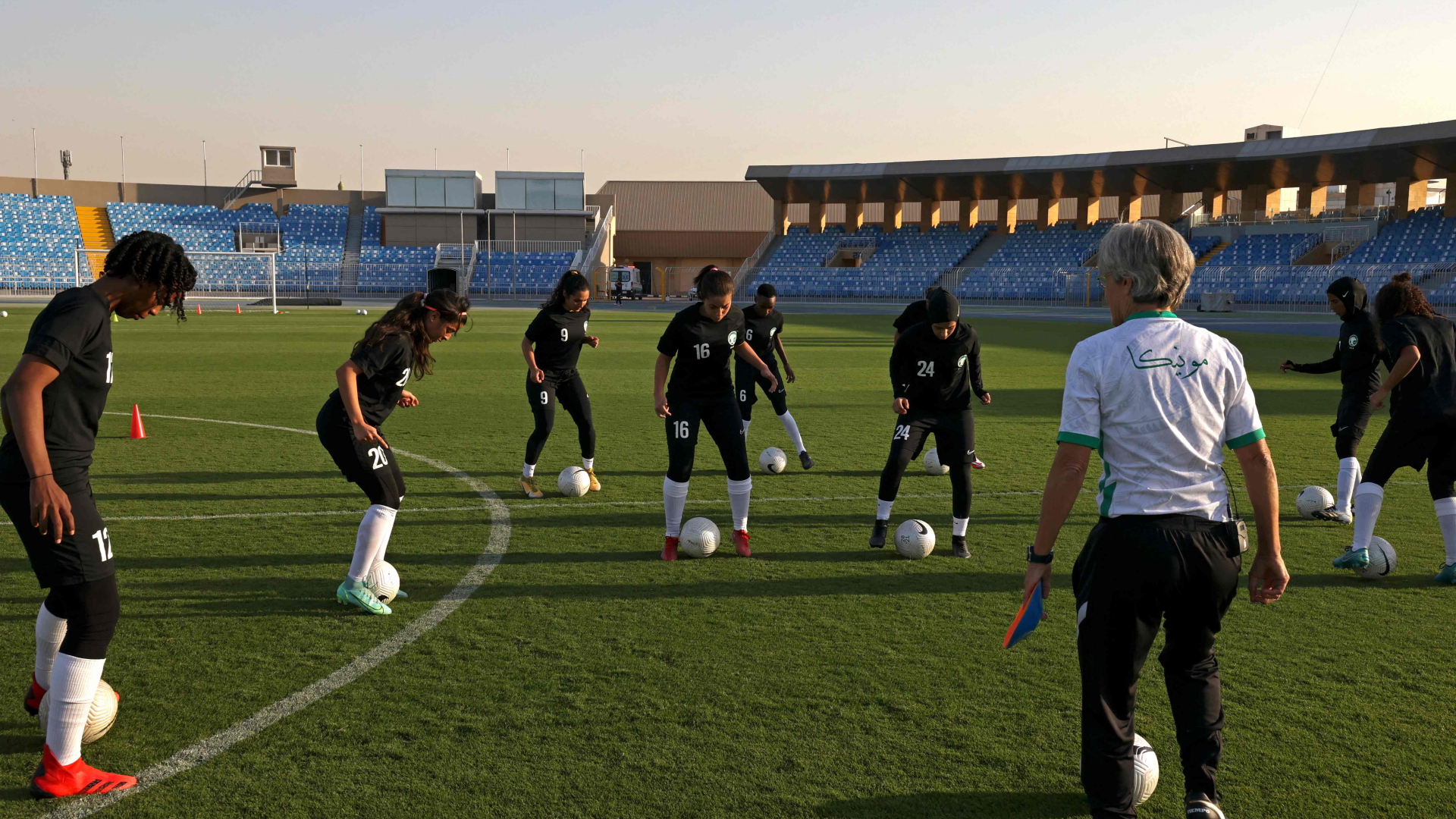 Spielerinnen der saudischen Frauenfußball-Nationalmannschaft nehmen an einem Training in Riad teil. | AFP