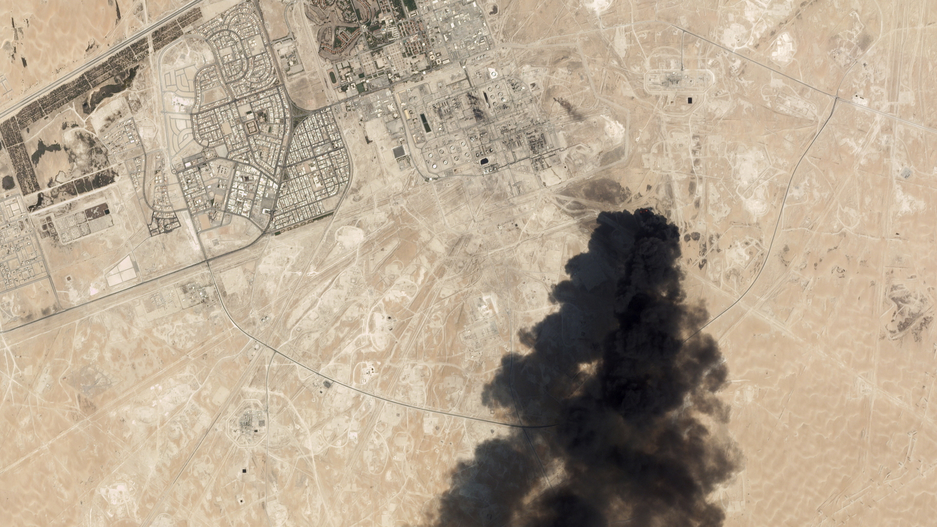 Rauch steigt über der brennenden Ölanlage in Saudi-Arabien auf.