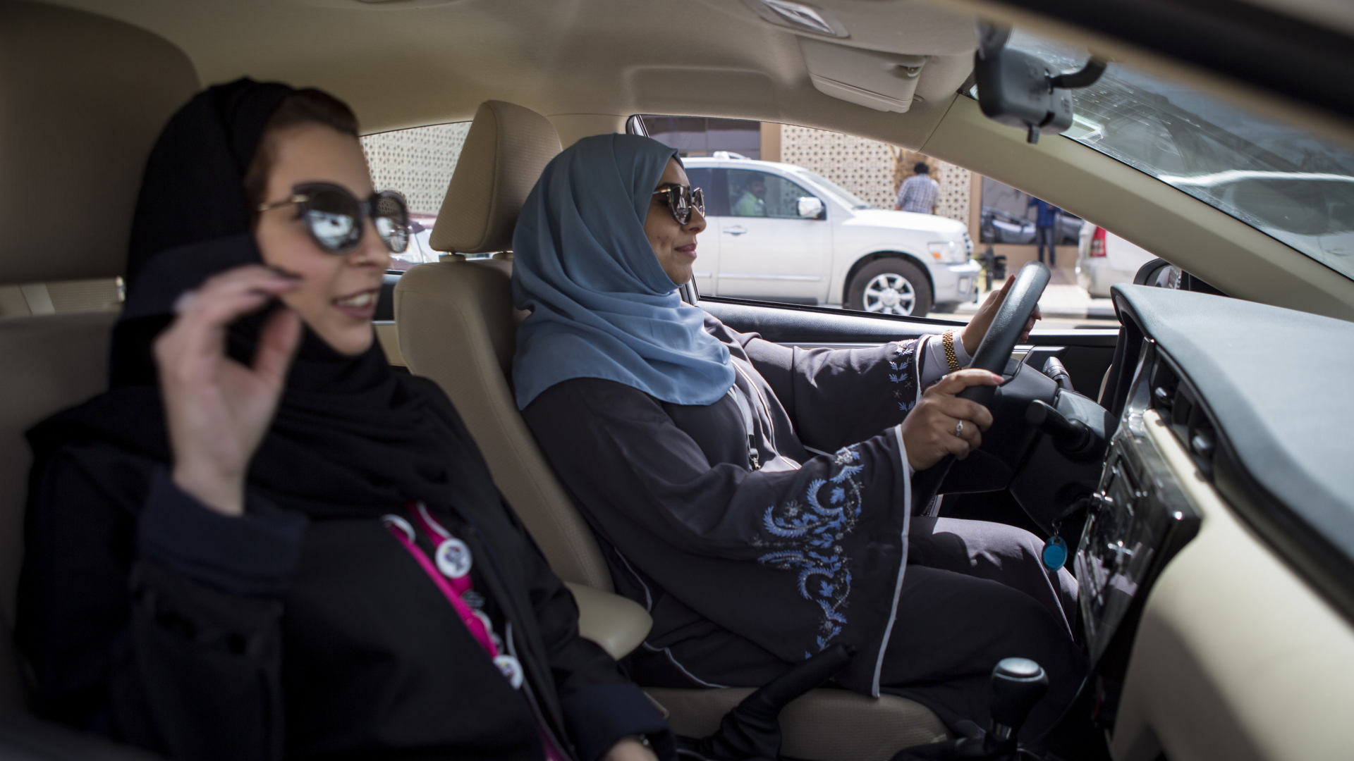 Eine saudische Frau fährt mit ihrem Auto durch die saudi-arabische Stadt Riad. | dpa