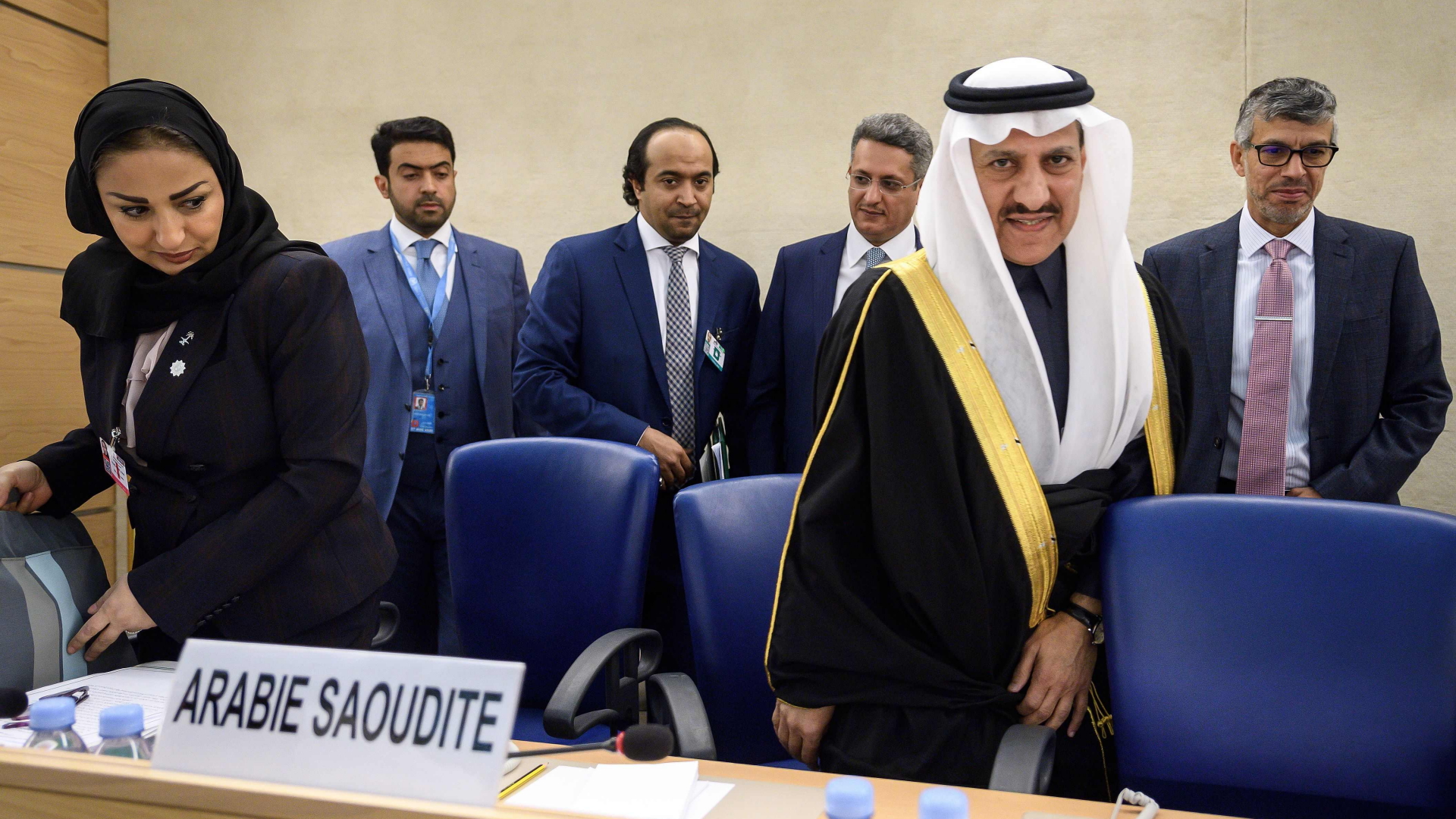 Der saudiarabische Delegationsleiter Bandar al-Aiban (rechts) vor dem UN-Menschenrechtsrat in Genf | Bildquelle: AFP