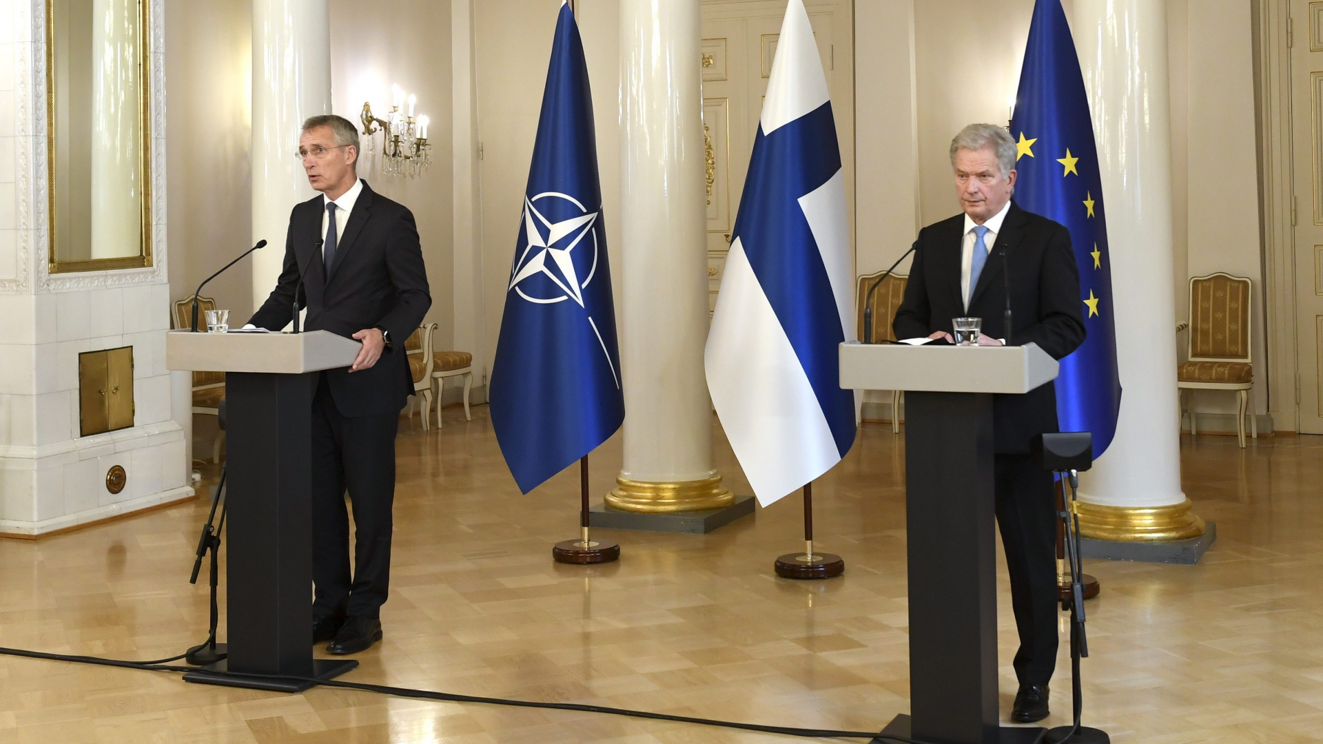 Sauli Niinistö (rechts) bei einer Pressekonferenz mit NATO-Generalsekretär Jens Stoltenberg | dpa