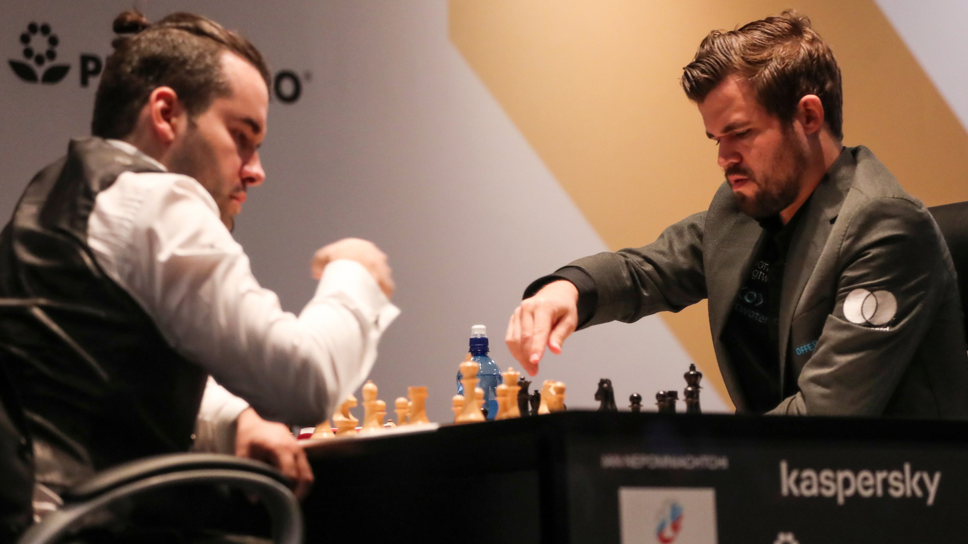 Titelverteidiger Magnus Carlsen und seinem Herausforderer Jan Nepomnjaschtschi beim Auftaktspiel des Schach-Weltmeisterschaft 2021 | EPA