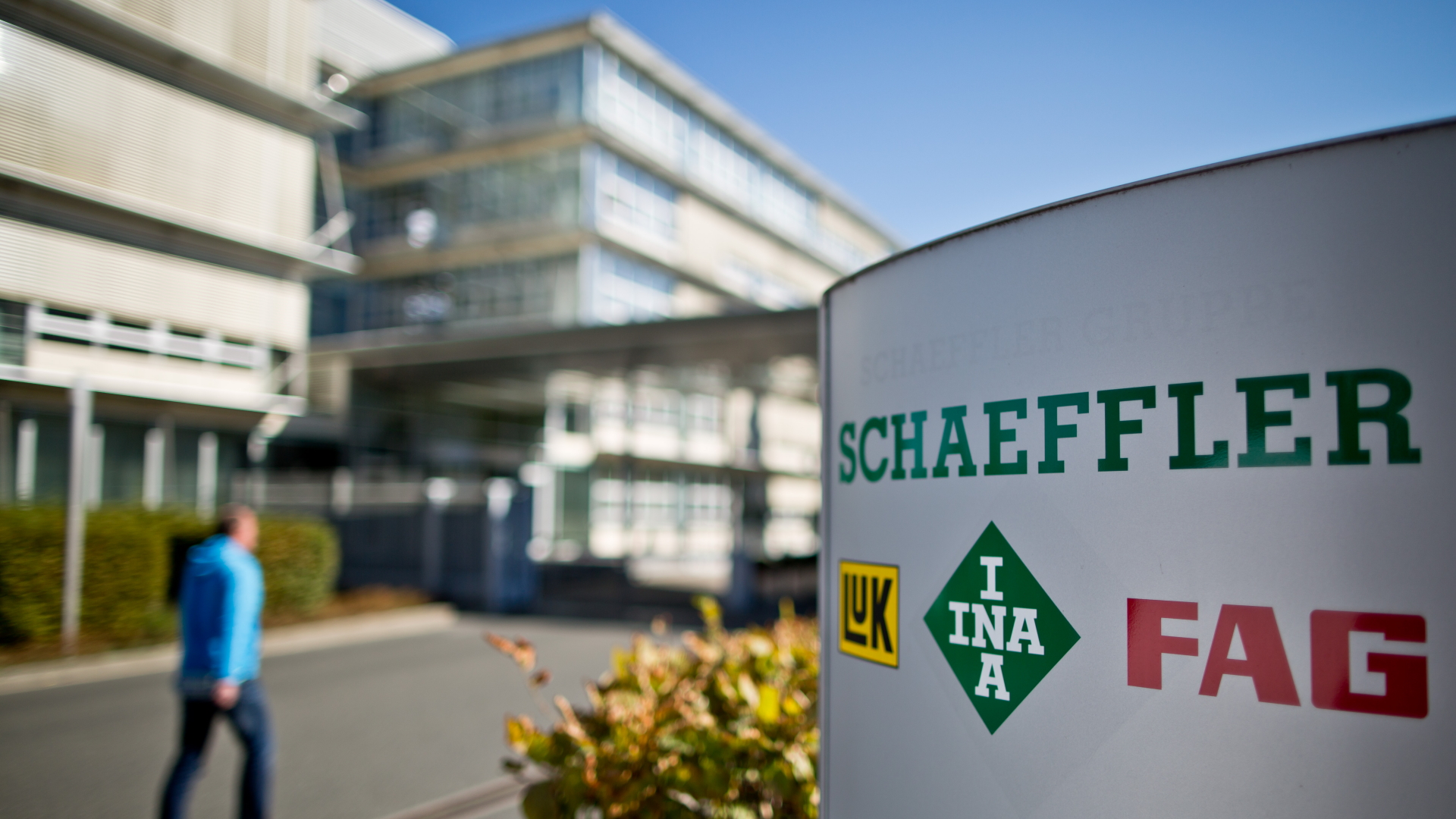 Der Eingangsbereich des Hauptsitzes der Schaeffler AG. (Oktober 2015) | dpa