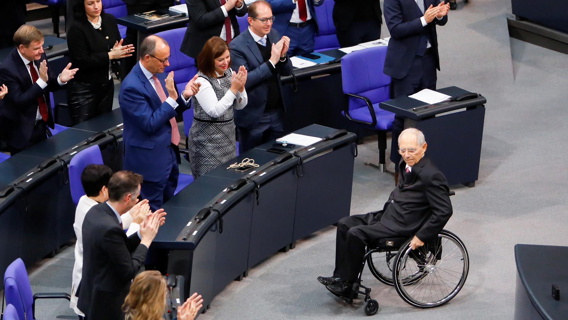 Das Parlament applaudiert für Wolfgang Schäuble