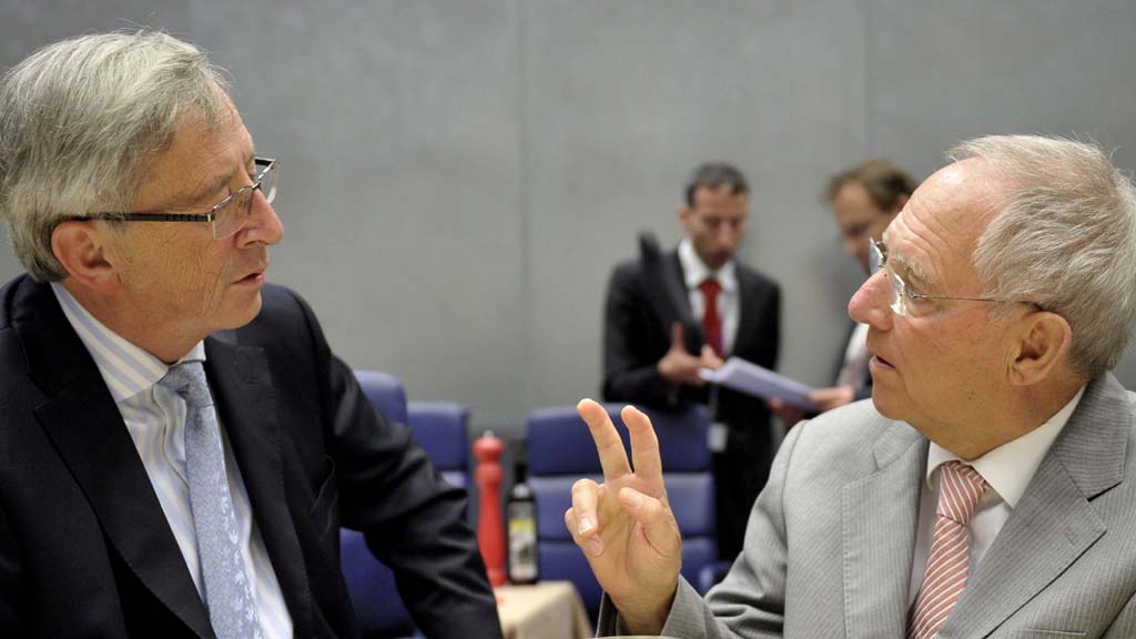 Luxemburgs Ministerpräsident und Eurogruppen-Chef Juncker im Gespräch mit Finanzminister Schäuble