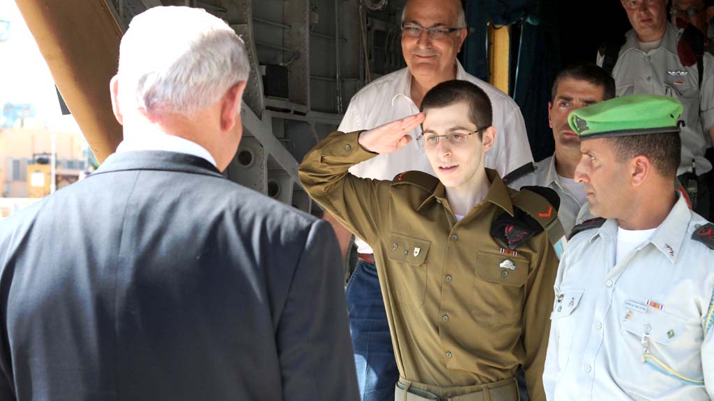Gilad Schalit salutiert vor Israels Premier Netanjahu (Archivbild, 2011) | dapd
