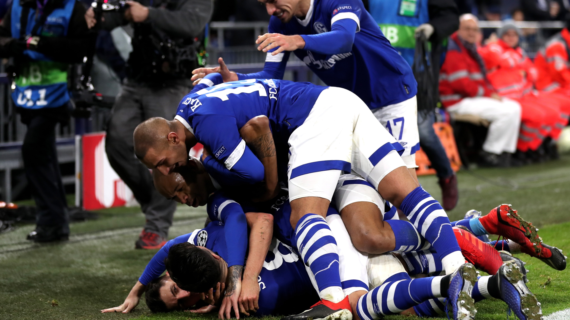 Schalkes Alessandro Schöpf feiert den Siegtreffer. | Bildquelle: FRIEDEMANN VOGEL/EPA-EFE/REX