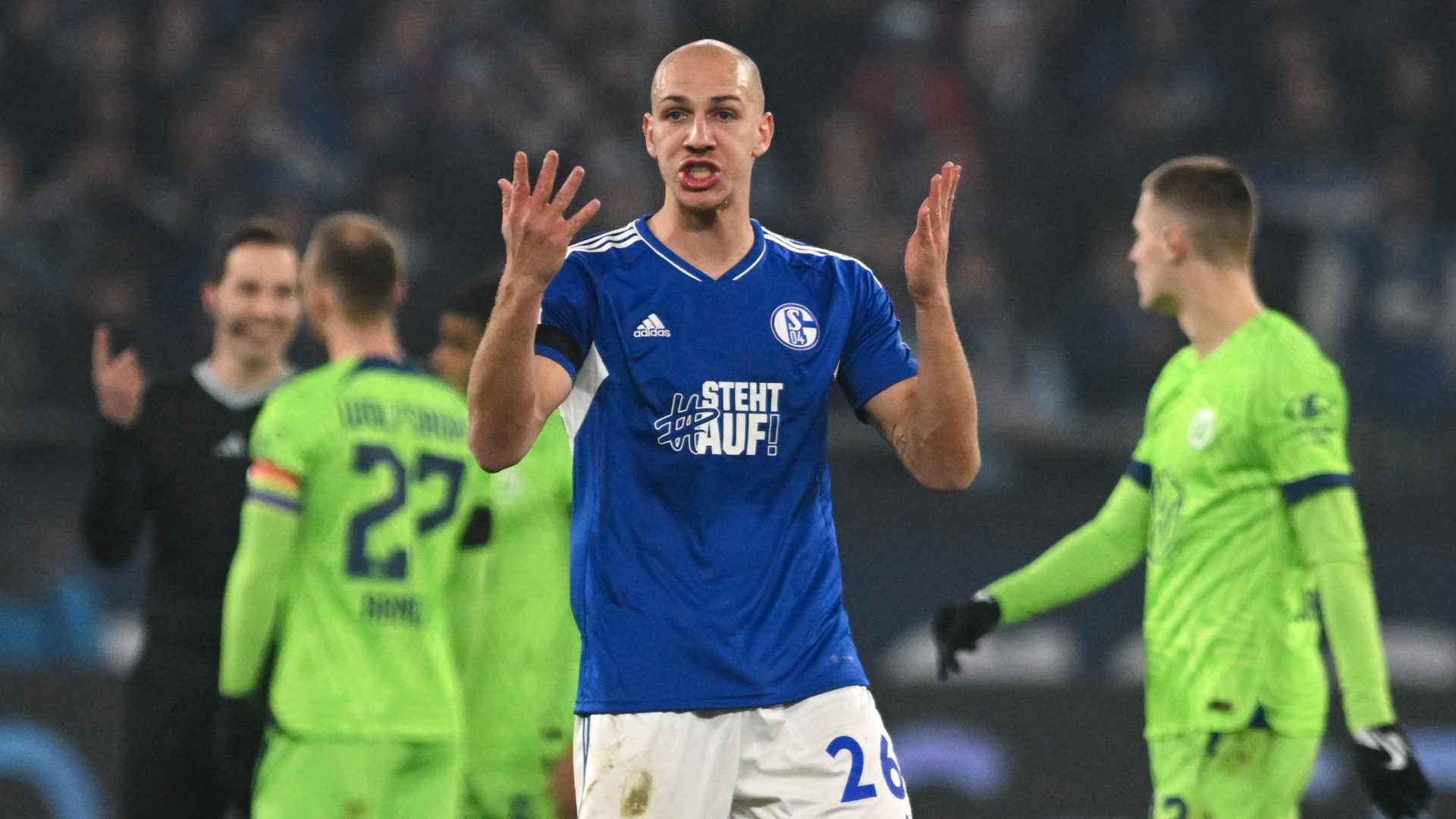 Schalkes Michael Frey reagiert auf eine Schiedsrichterentscheidung. | dpa