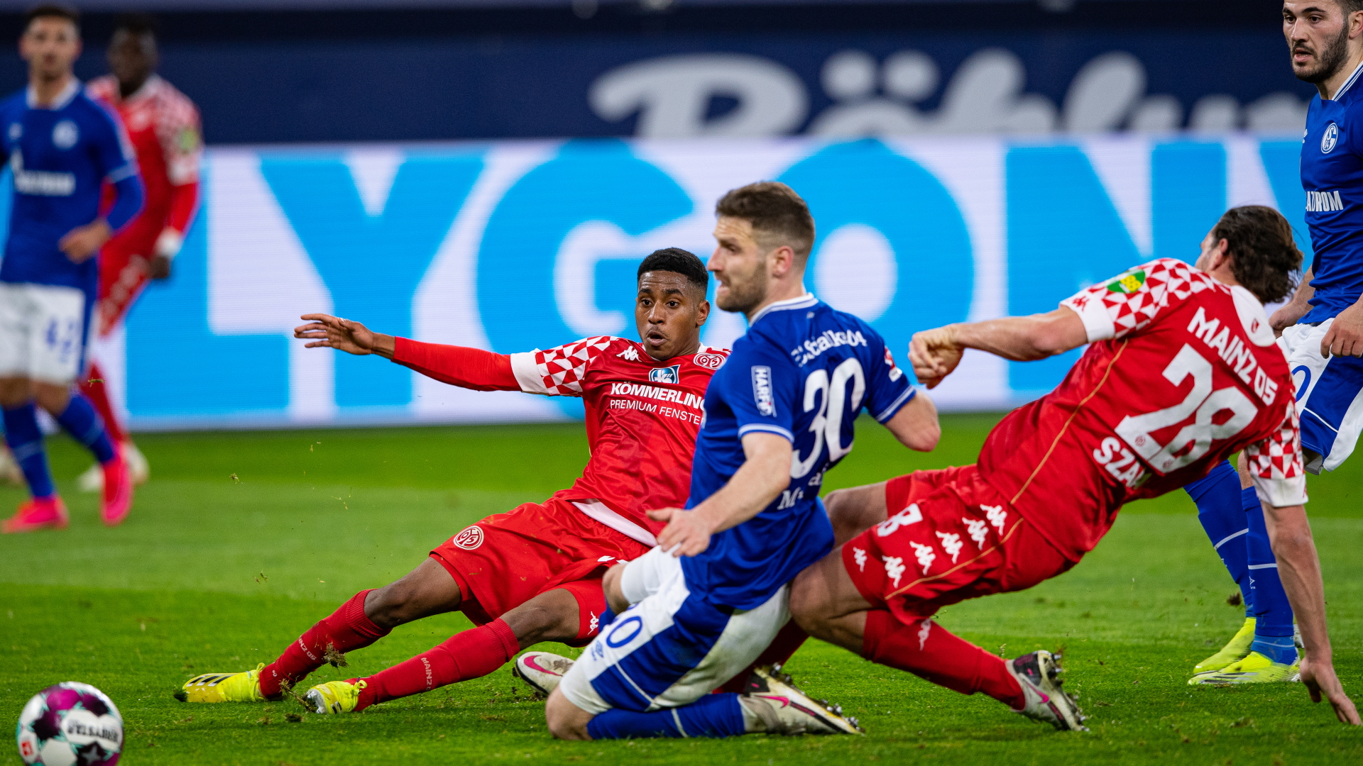 Drei Spieler kämpfen im Spiel Schalke-Mainz um den Ball | dpa