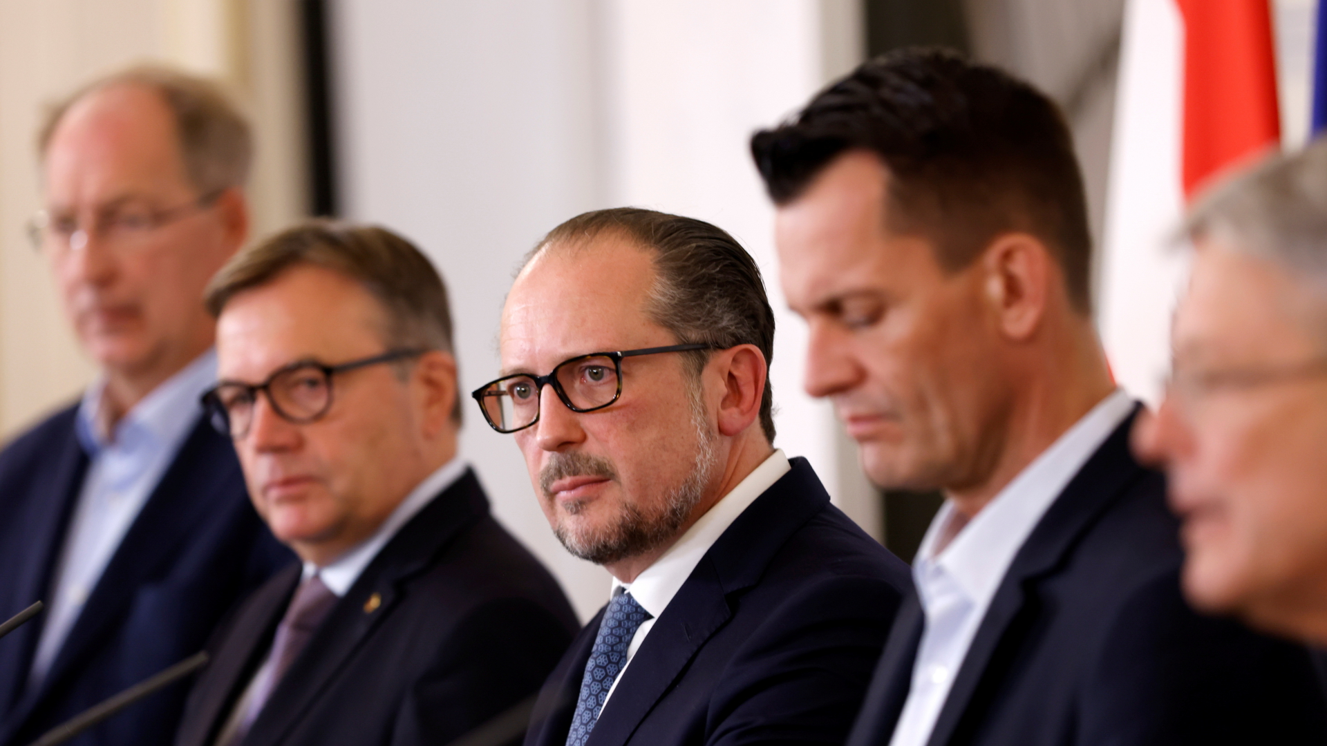 Österreichs Kanzler Schallenberg (Mitte) und Gesundheitsminister Wolfgang Mueckstein (rechts) | REUTERS