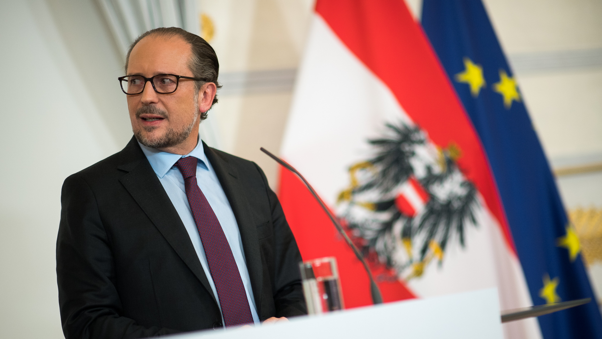 Österreichs Bundeskanzler Schallenberg bei einer Pressekonferenz. | dpa