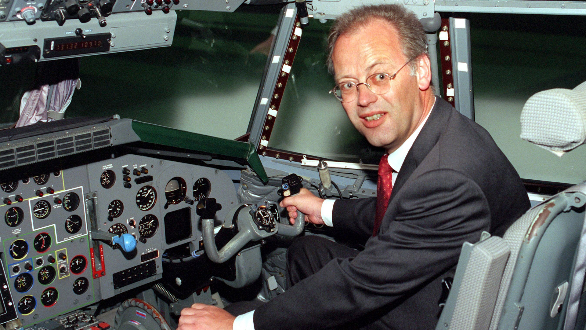 Der damalige Bundesverteidigungsminister Rudolf Scharping sitzt in einem Cockpit (Archivbild: Archivbild vom 18.08.1999) | picture-alliance / dpa