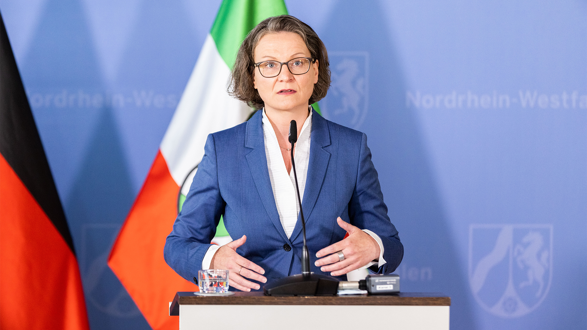 Ina Scharrenbach (CDU), Ministerin für Heimat, Kommunales, Bau und Gleichstellung des Landes Nordrhein-Westfalen, spricht während einer Pressekonferenz.  | dpa