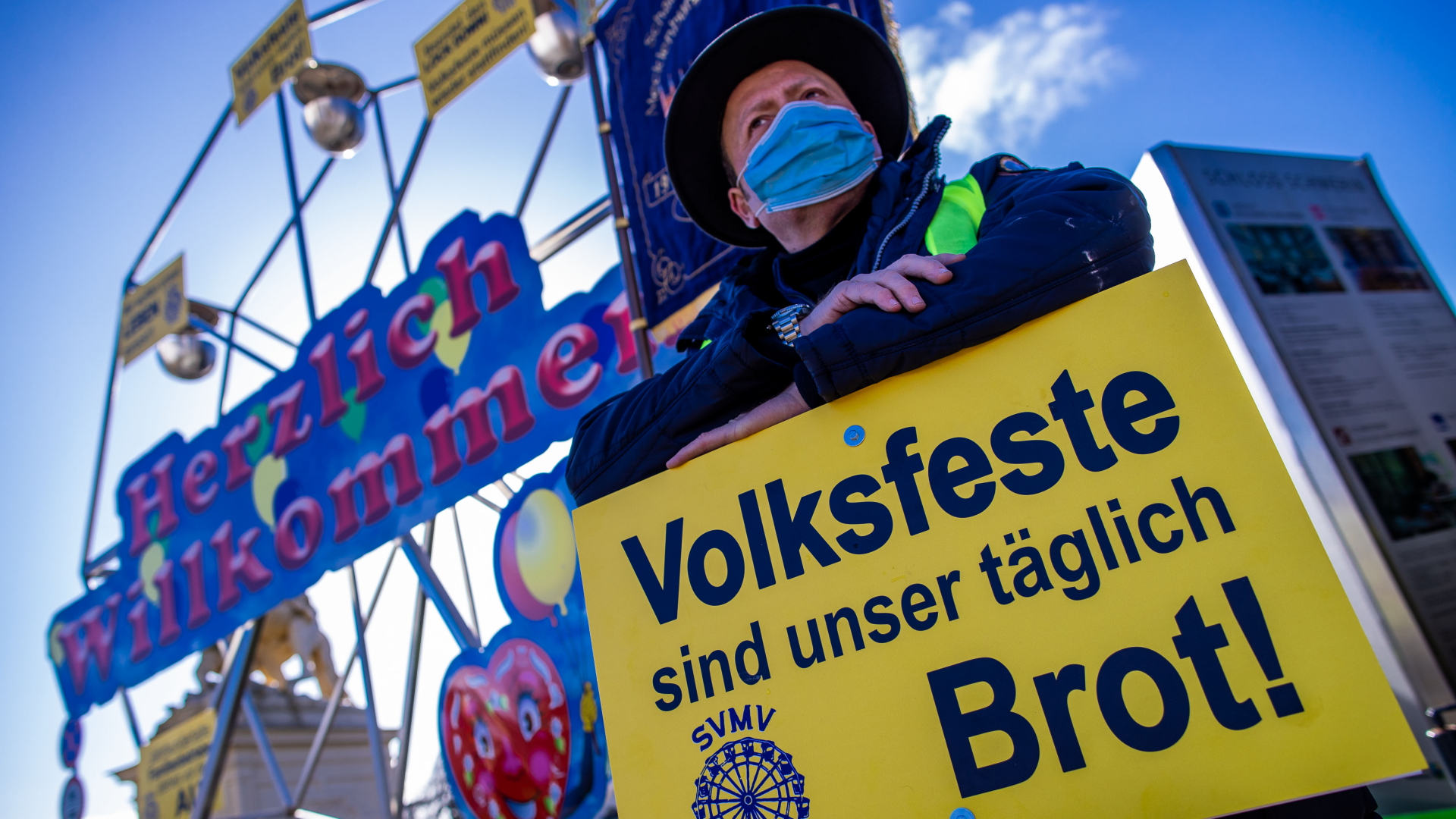 Ein Schausteller protestiert vor einem Riesenrad in Schwerin gegen die anhaltenden Corona-Schließungen. | dpa
