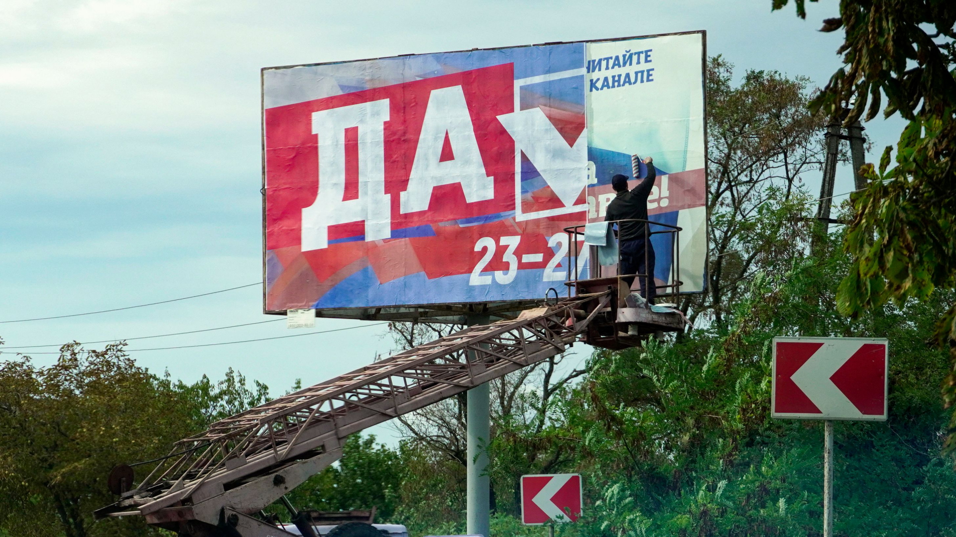 Plakat wirbt für das Scheinreferendum in der Region Saporischschja