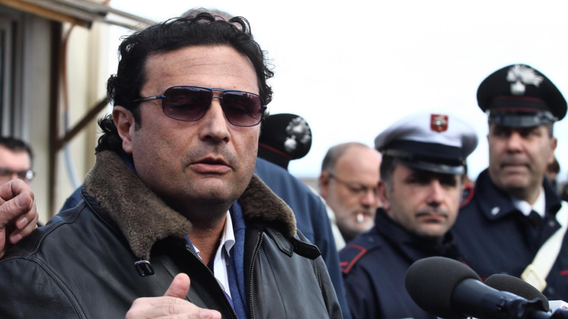 Francesco Schettino spricht im Februar 2012 zu den Medien nach einer Besichtigung des Wracks der Costa Concordia vor Giglio (Italien) | EPA