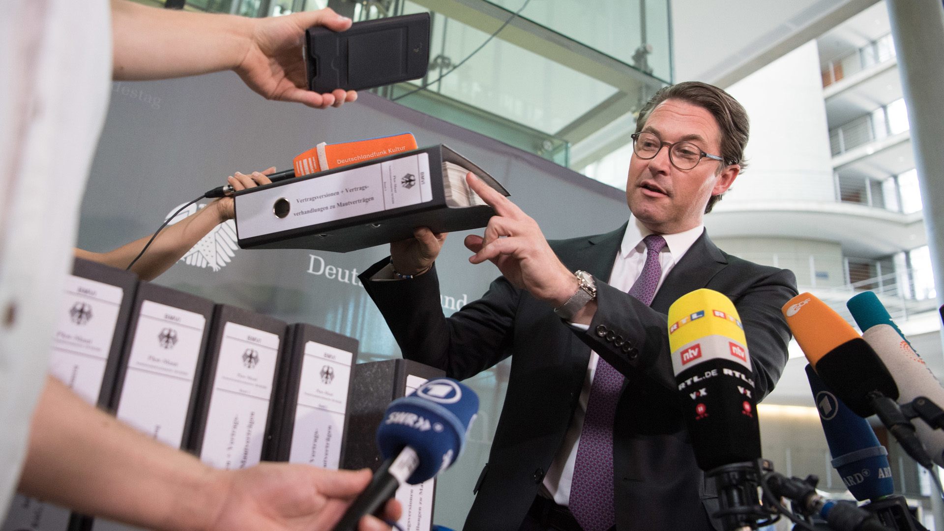 Scheuer präsentiert die Dokumente im Vorfeld der Sitzung des Verkehrsausschusses | dpa