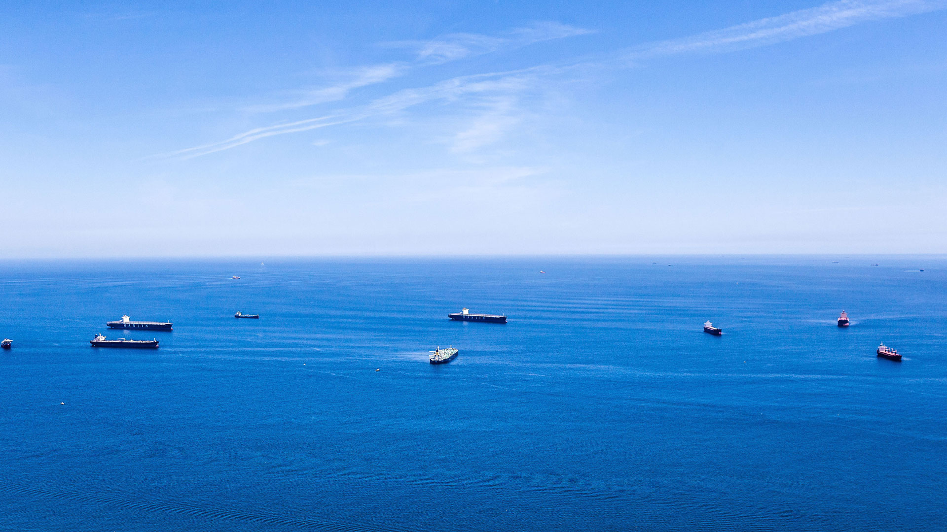 mehrere Handelsschiffe auf dem offenen Meer vor Gibraltar. | picture alliance / pressefoto_ko