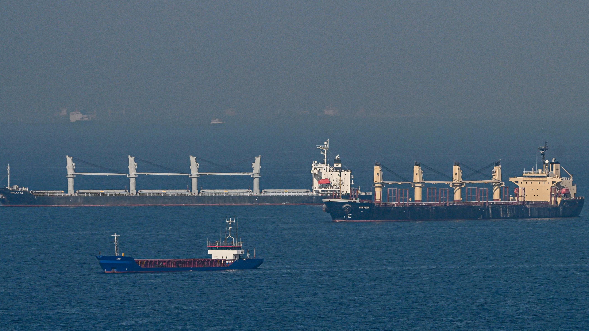 Schiffe, die ukrainisches Getreide geladen haben, am Eingang des Bosporus im Schwarzen Meer (Archvibild, 02.11.2022) | AFP