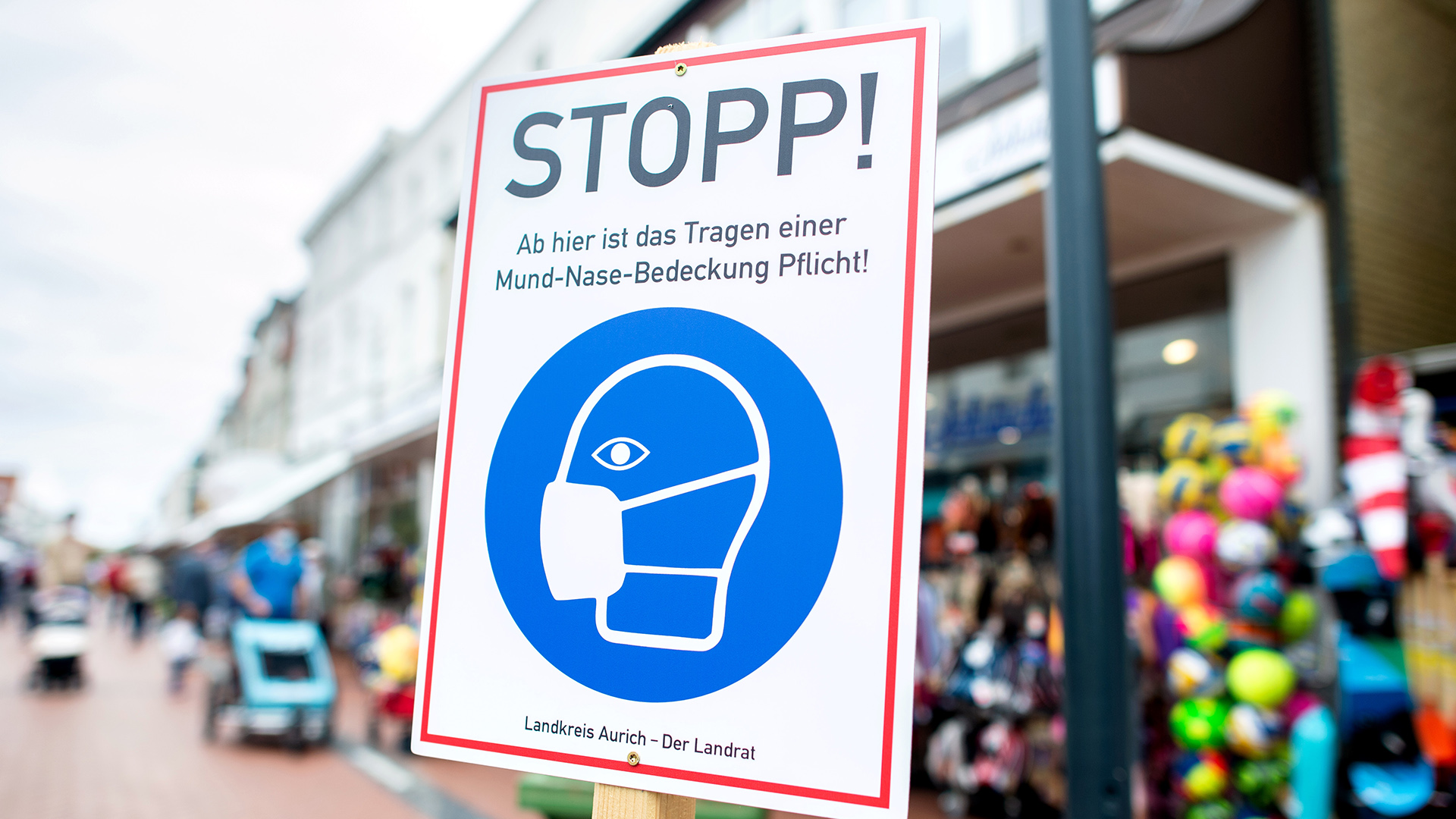 Niedersachsen, Norderney: Ein Schild mit der Aufschrift: "Stopp! Ab hier ist das Tragen einer Mund-Nasen-Bedeckung Pflicht!"·  | dpa