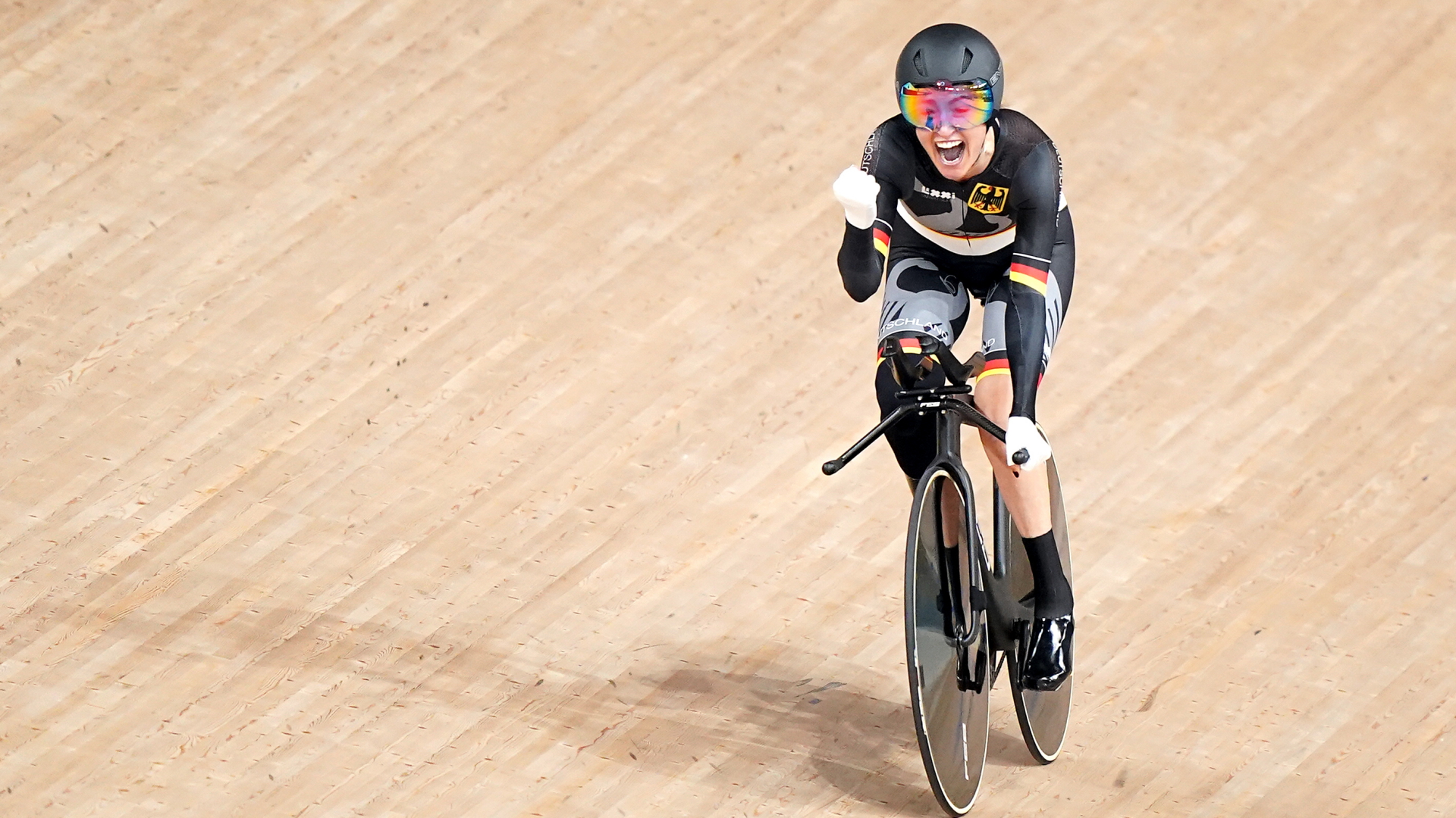 Paralympics: 1. Wettkampftag, Radsport, Rennen, 3000-Meter-Verfolgung. Denise Schindler aus Deutschland jubelt. 