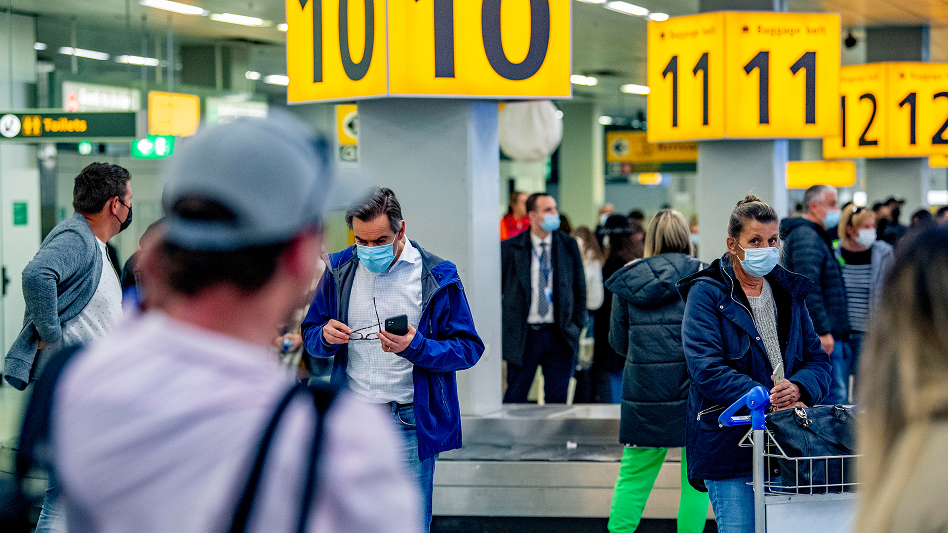 Passagiere am Flughafen Amsterdam Schiphol | picture alliance / ROBIN UTRECHT