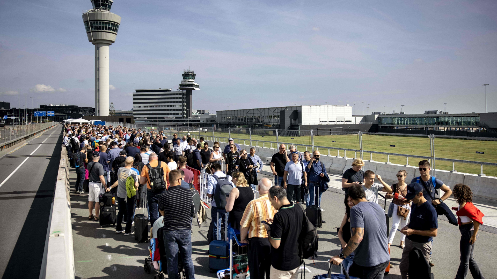 Lange Warteschlangen am Amsterdamer Flughafen Schiphol | AFP