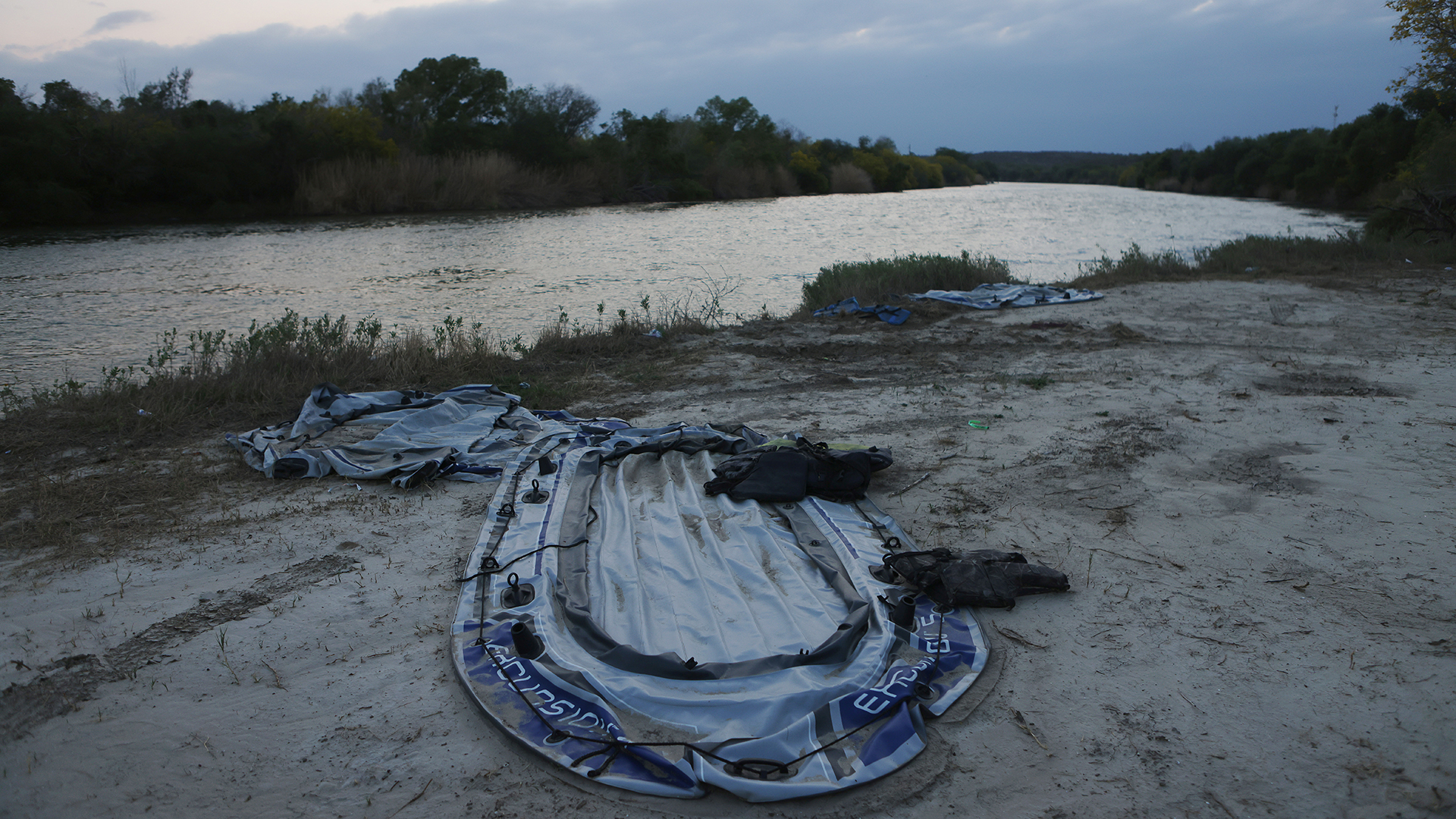 Ein Schlauchboot ist am Ufer des Rio Grande in Roma (Texas) zu sehen.  | REUTERS
