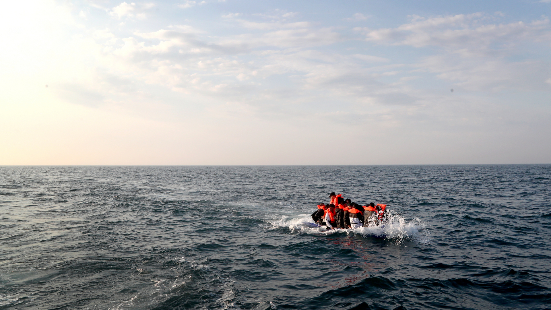 Eine Gruppe von mutmaßlichen Migranten überquert den Ärmelkanal in einem kleinen Boot in Richtung Dover. | dpa