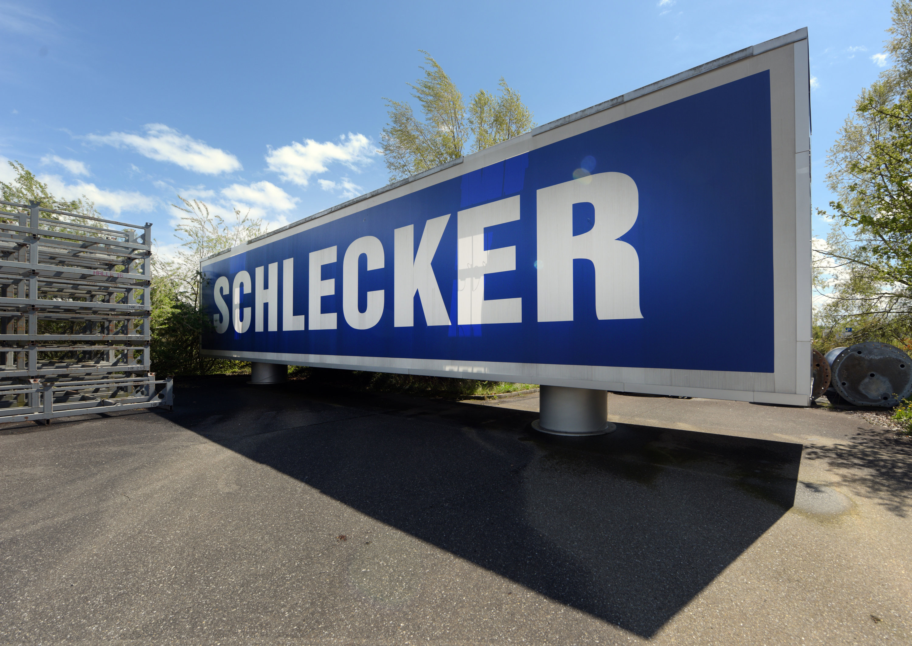Ein demontierter Schriftzug der Firma Schlecker liegt auf dem Gelände des früheren Zentrallagers.