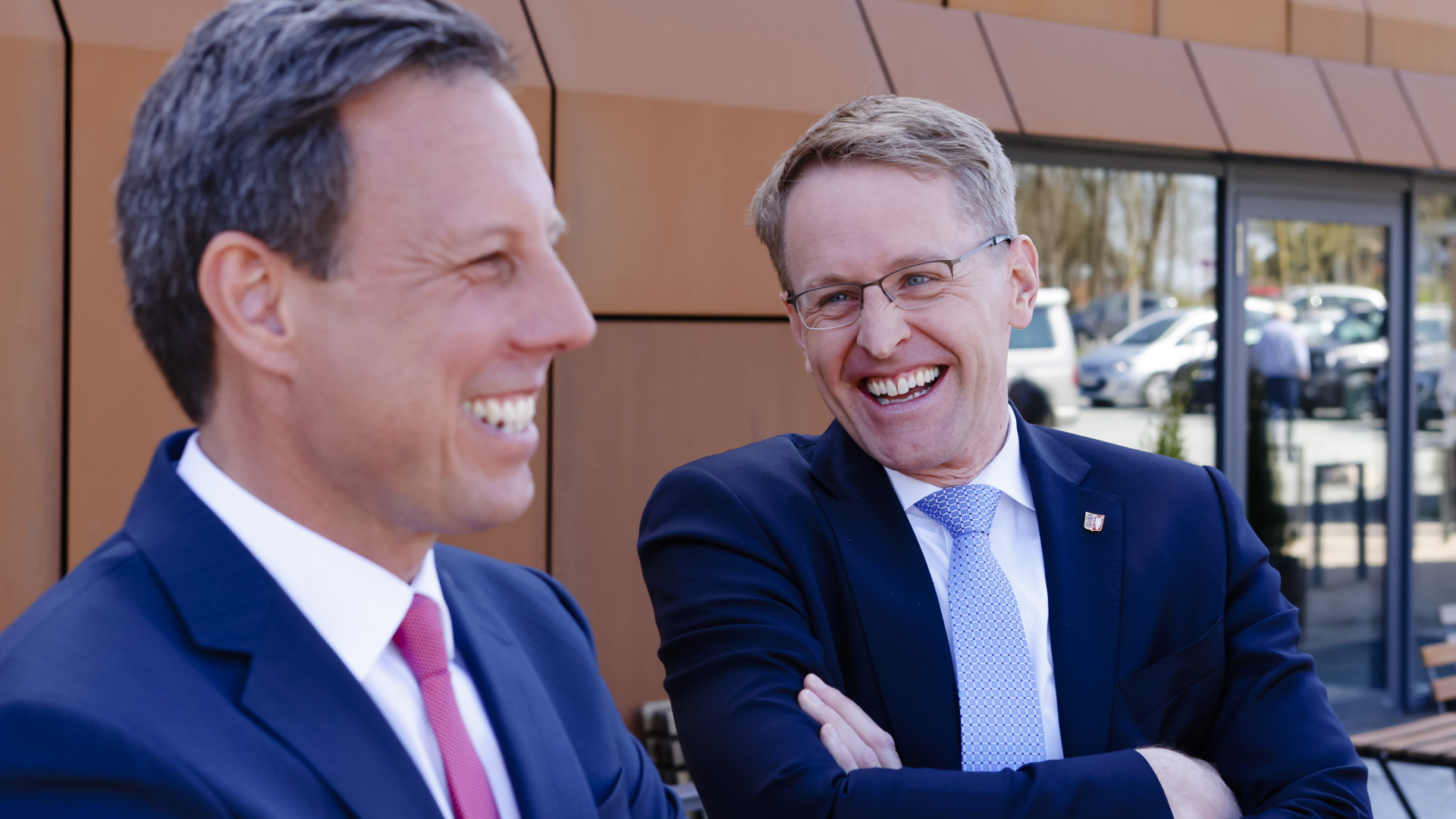 Man kennt sich: Ministerpräsident Daniel Günther (rechts, CDU) und Thomas Losse-Müller (SPD) im Gespräch. | dpa