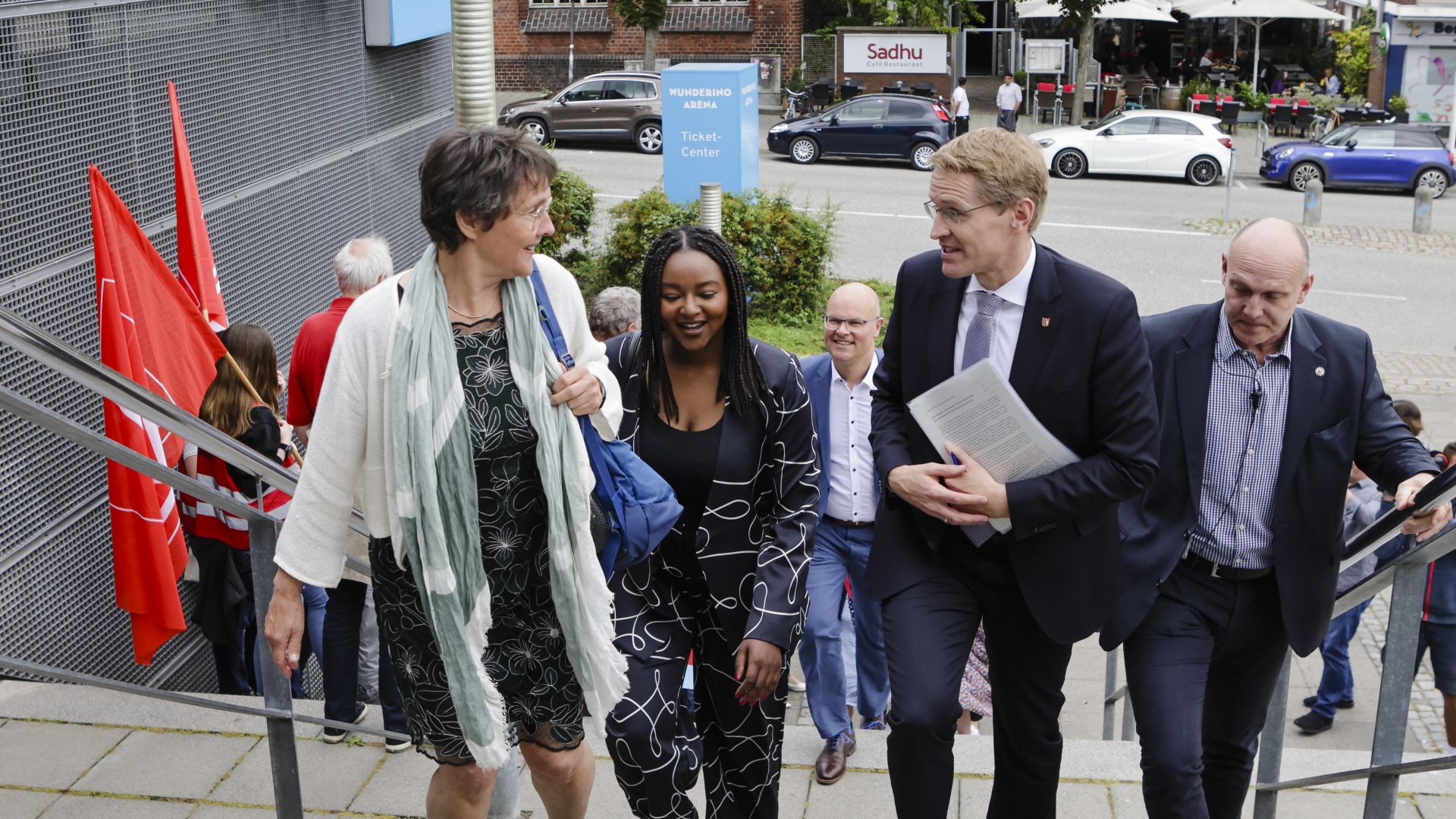Monika Heinold und Aminata Touré von den Grünen sowie Schleswig-Holsteins Ministerpräsident Daniel Günther (CDU) gehen eine Treppe hinauf.  | dpa