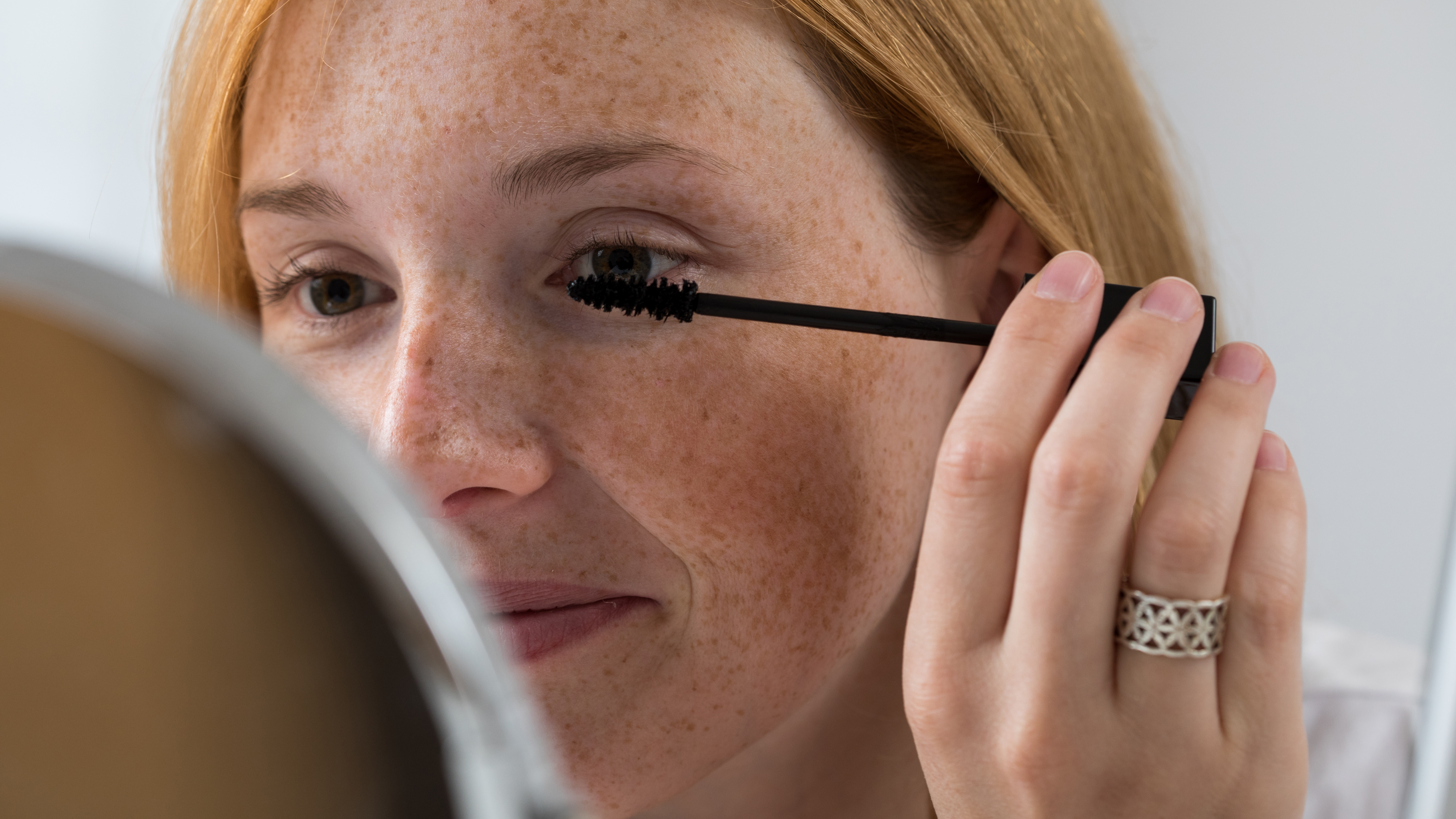 Eine Frau schminkt ihre Augen | picture alliance / dpa-tmn
