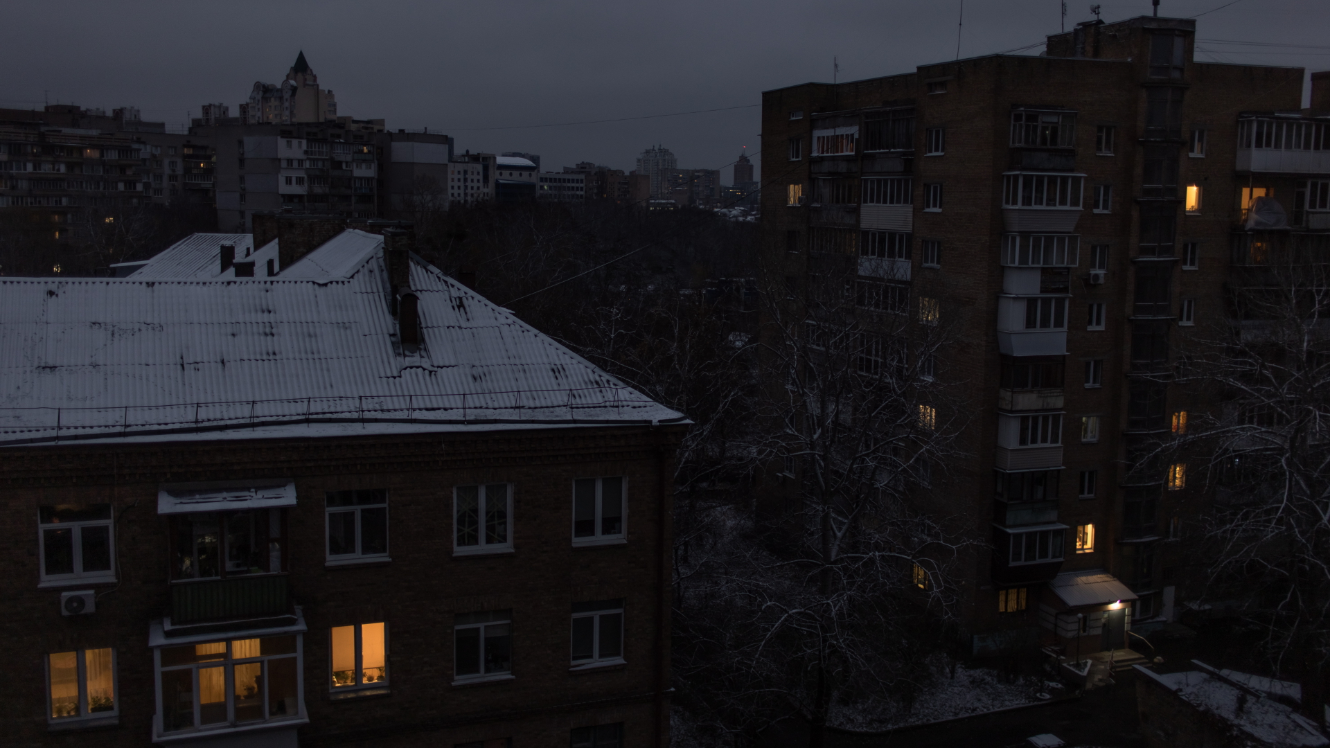 Der erste Schnee der Saison bedeckt die Dächer von Wohngebäuden während eines Stromausfalls in Kiew. | EPA