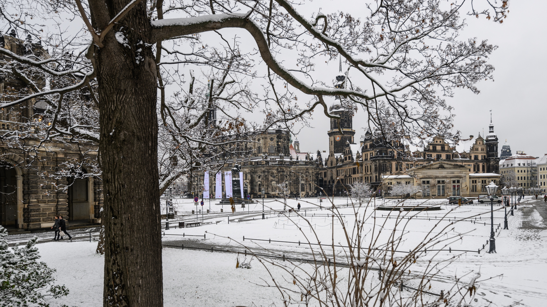 Der verschneite Theaterplatz in Dresden mit der Hofkirche, dem Hausmannsturm und dem Residenzschloss | dpa