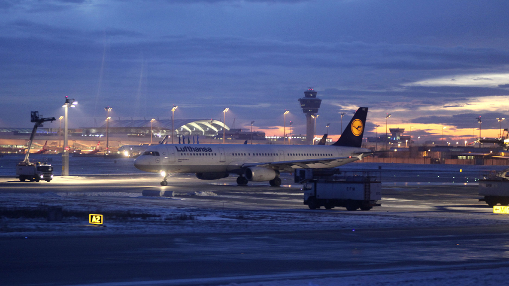 Ein Flugzeug auf dem Münchener Flughafen | AP