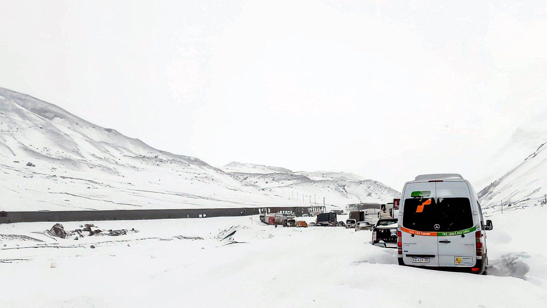Autos und Busse, die bei Las Cuevas, Argentinien, nach starken Schneefällen in der Region festsitzen. | AFP