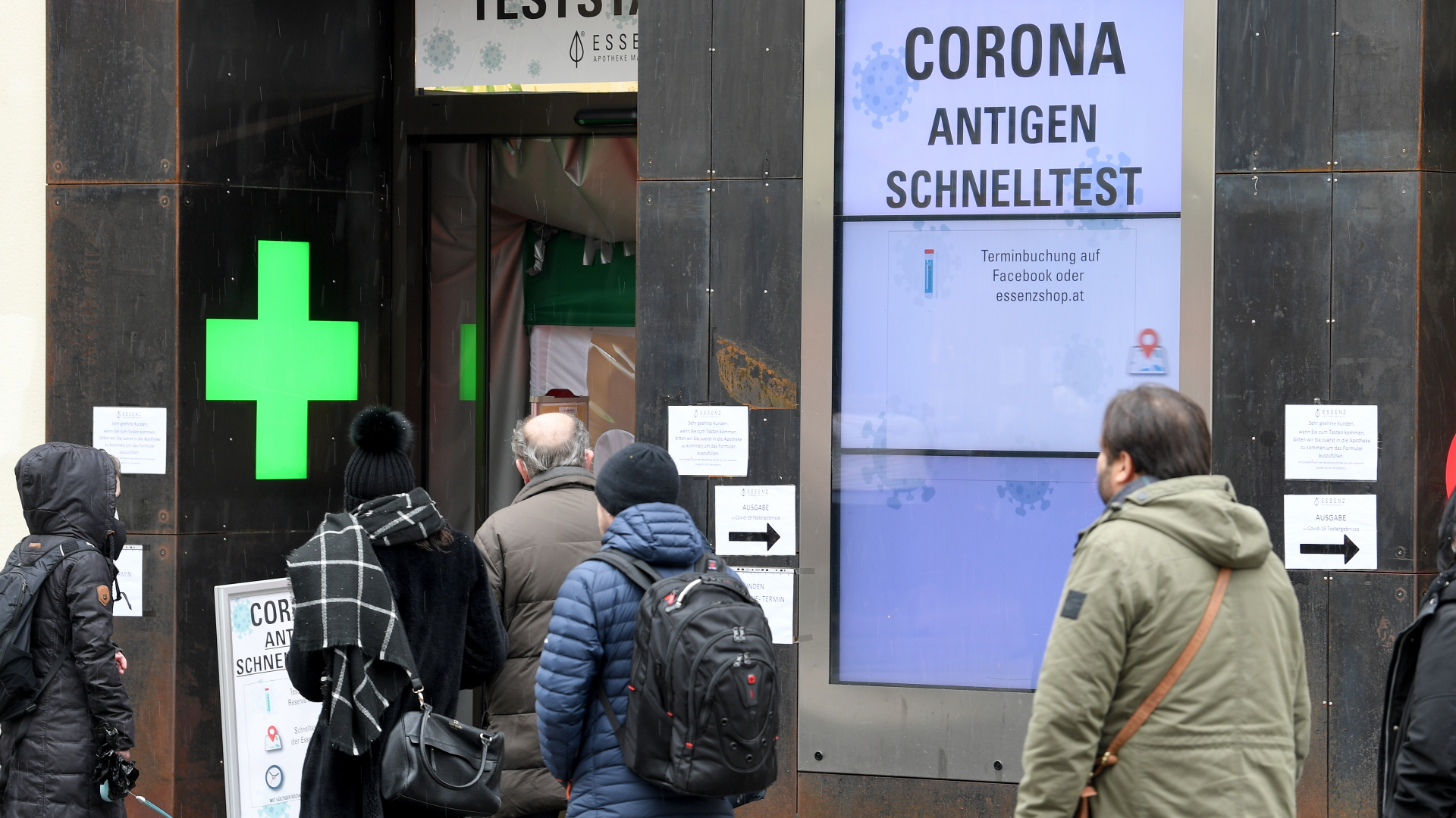 Menschen in österreich stehen Schlange an einer Apotheke, die Schnelltests verkauft | dpa