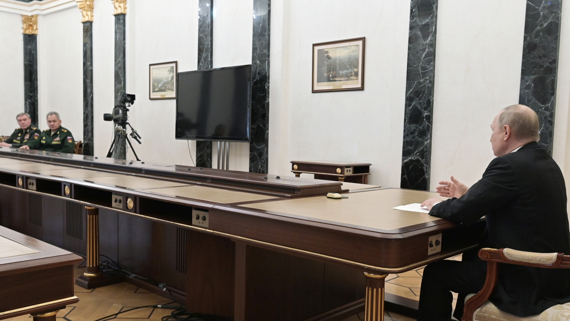 Verteidigungsminister Schoigu und Generalstabschef Gerassimow sitzen Ende Februar weit entfernt von Präsident Putin im Moskauer Kreml. | dpa