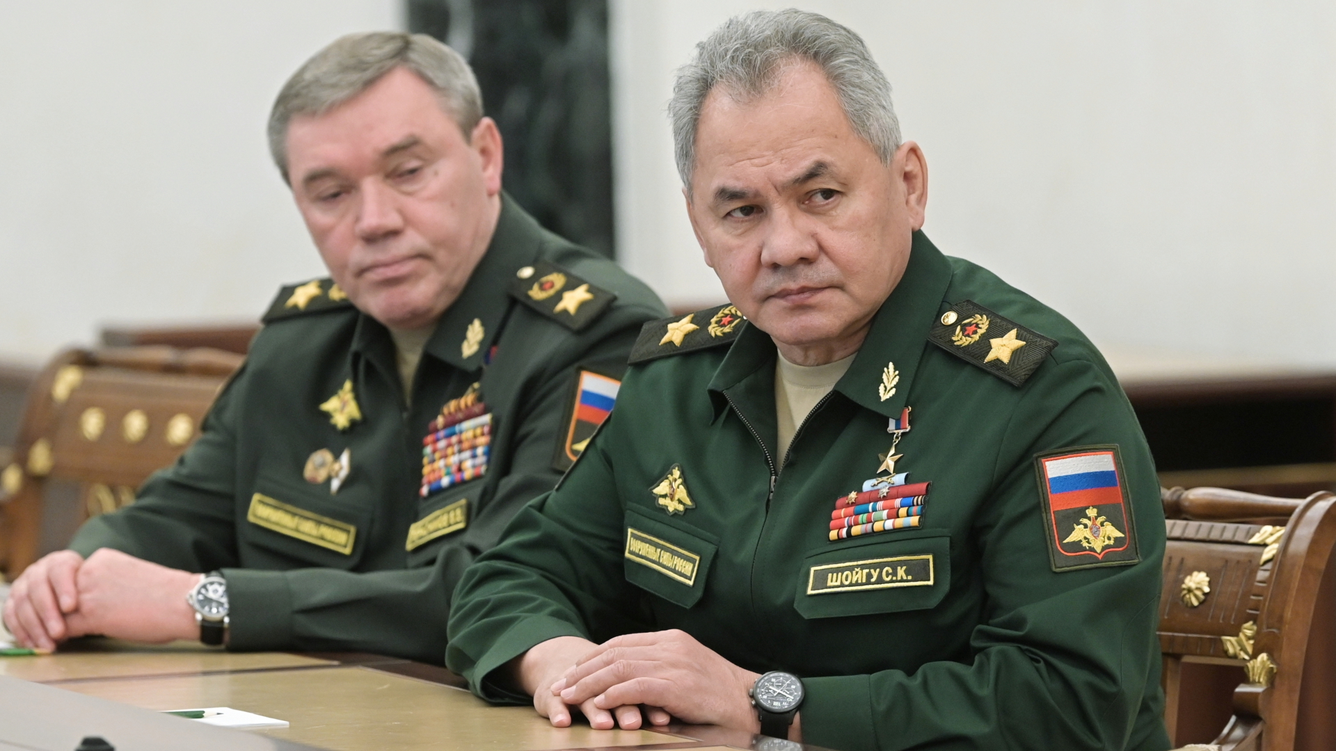Verteidigungsminister Schoigu und Generalstabschef Gerassimow sitzen Ende Februar 2022 weit entfernt von Präsident Putin im Moskauer Kreml. | dpa