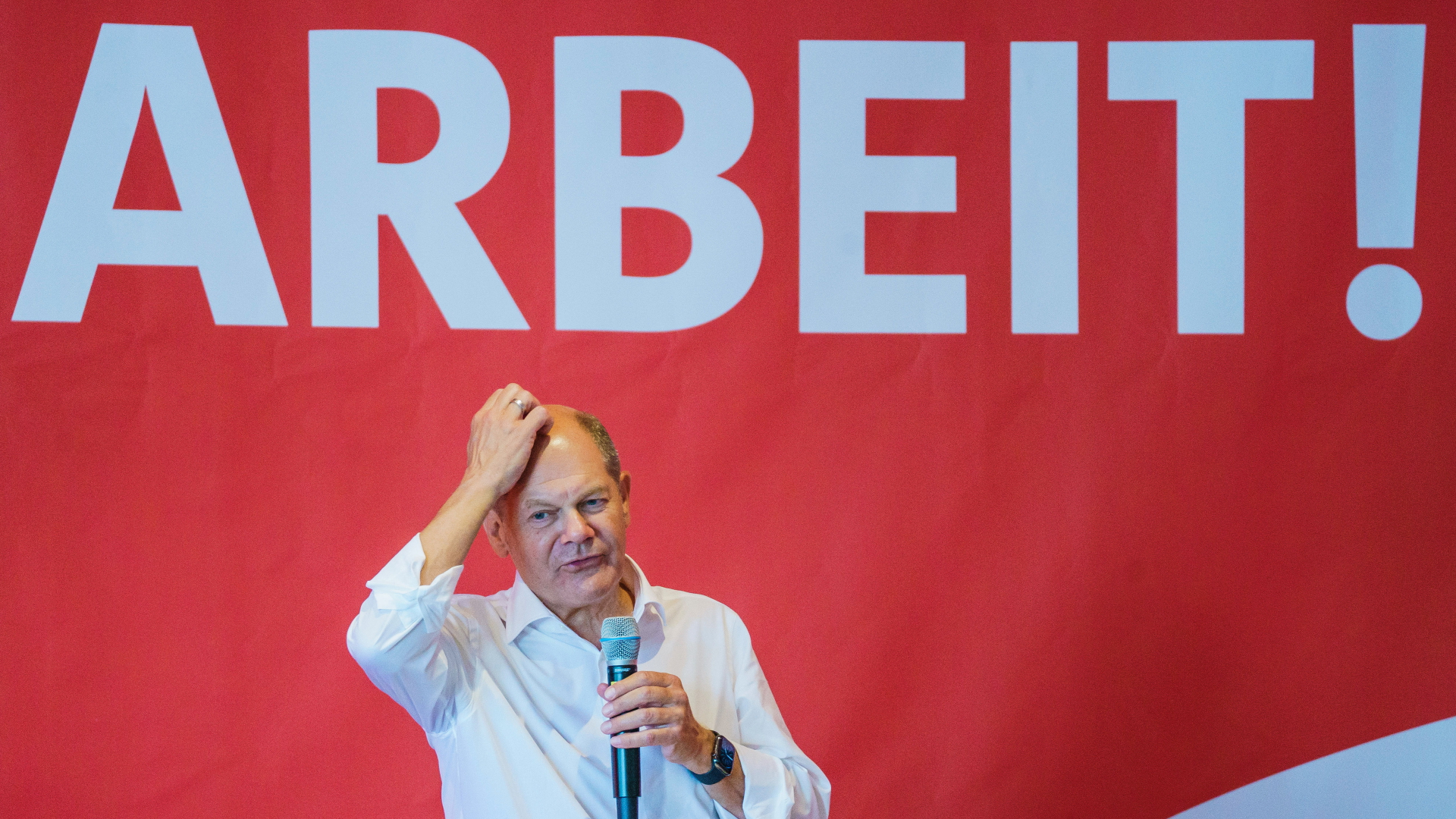 Bundeskanzler Olaf Scholz (SPD), spricht am 11. August 2023 im DGB-Gewerkschaftshaus in Frankfurt unter dem Schriftzug "Arbeit!". 