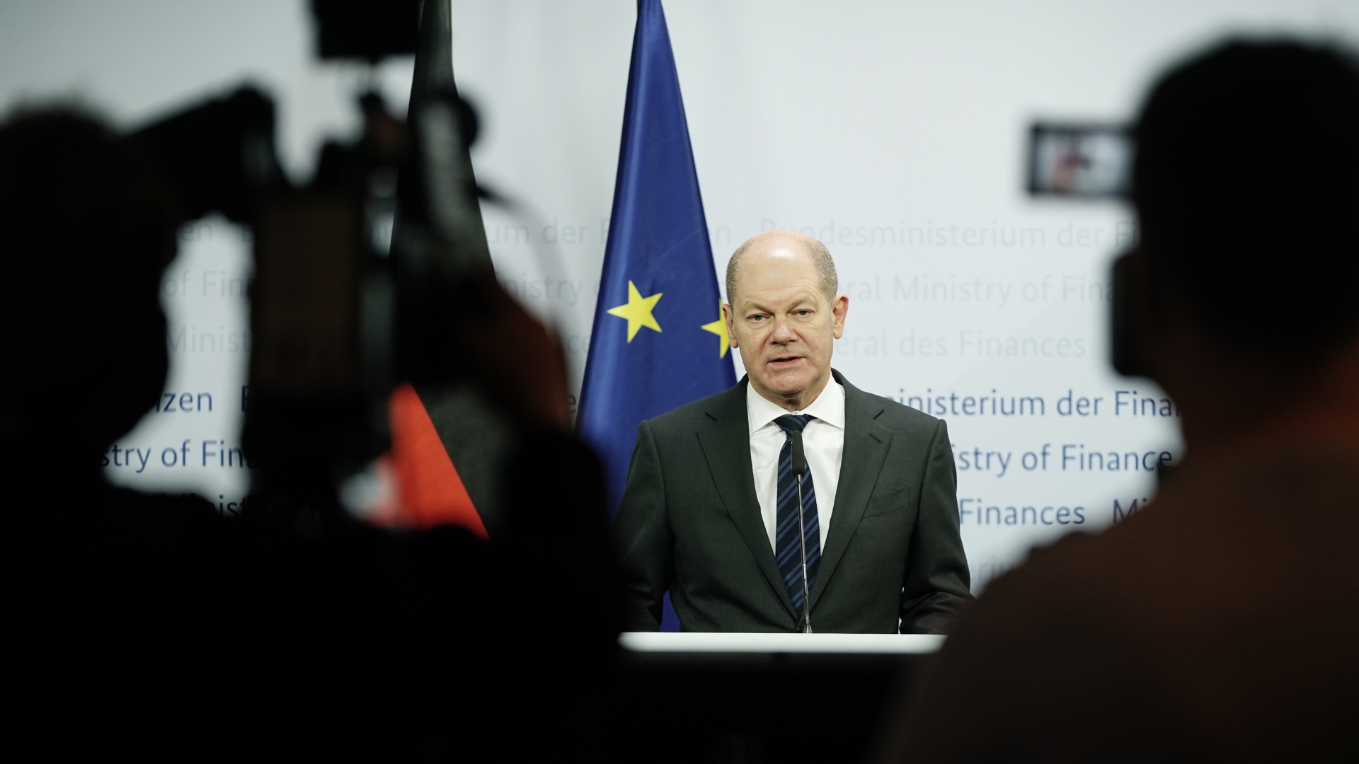 Olaf Scholz (SPD), Bundesfinanzminister, spricht bei einem Pressestatement vor der virtuellen Sitzung der Eurogruppen Länder Ecofin.  | dpa