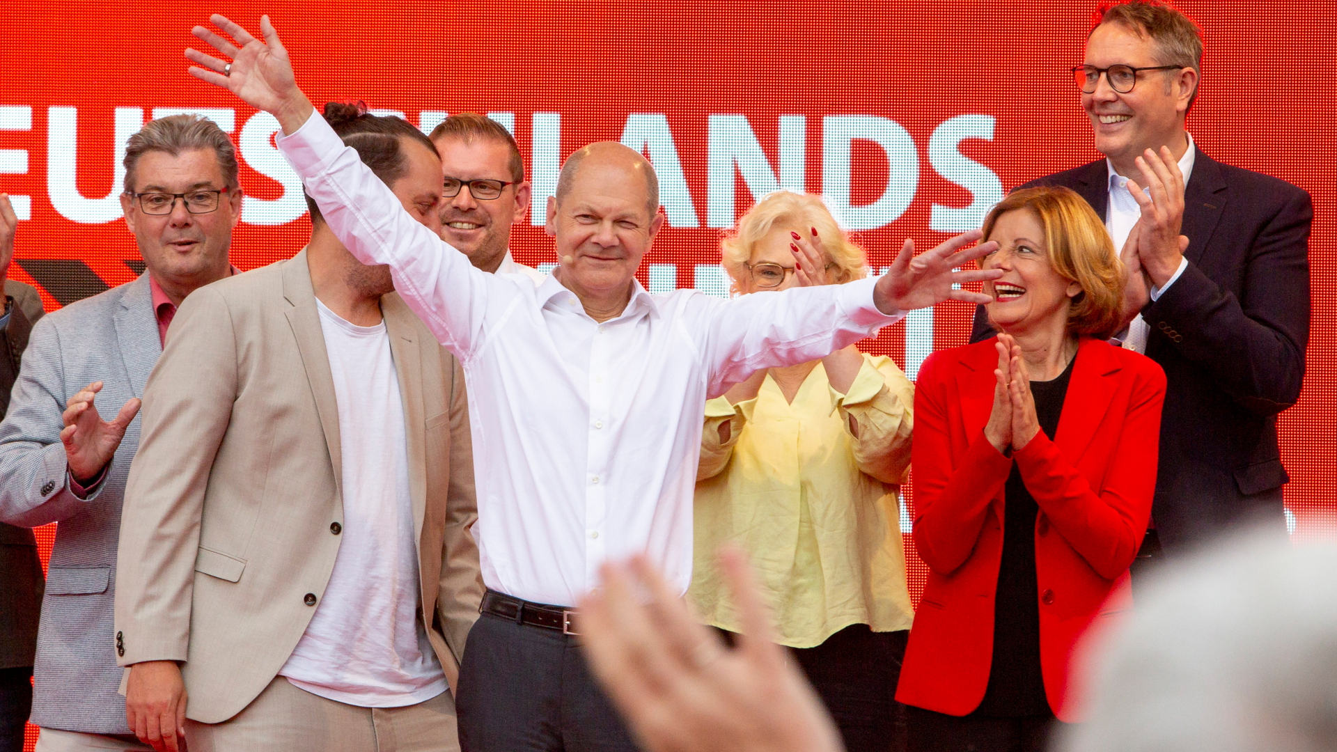 SPD-Kanzlerkandidat Scholz lässt sich auf seiner Wahlkampf-Tour auf dem Marktplatz in Worms von Anhängern bejubeln. | dpa