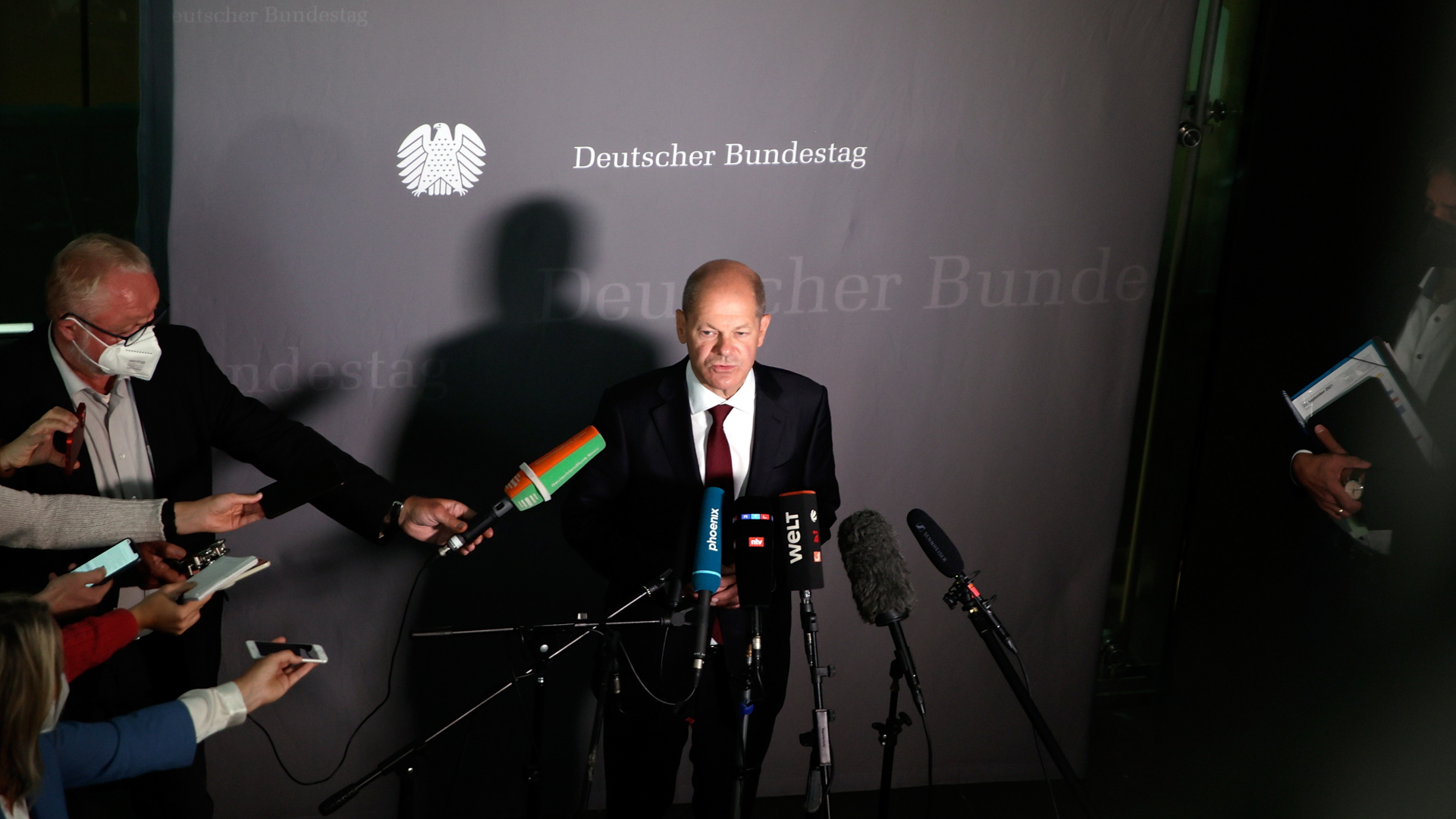 Olaf Scholz, Bundesfinanzminister, spricht nach der Anhörung vor dem Bundestagsfinanzausschuss vor Journalisten.  | dpa