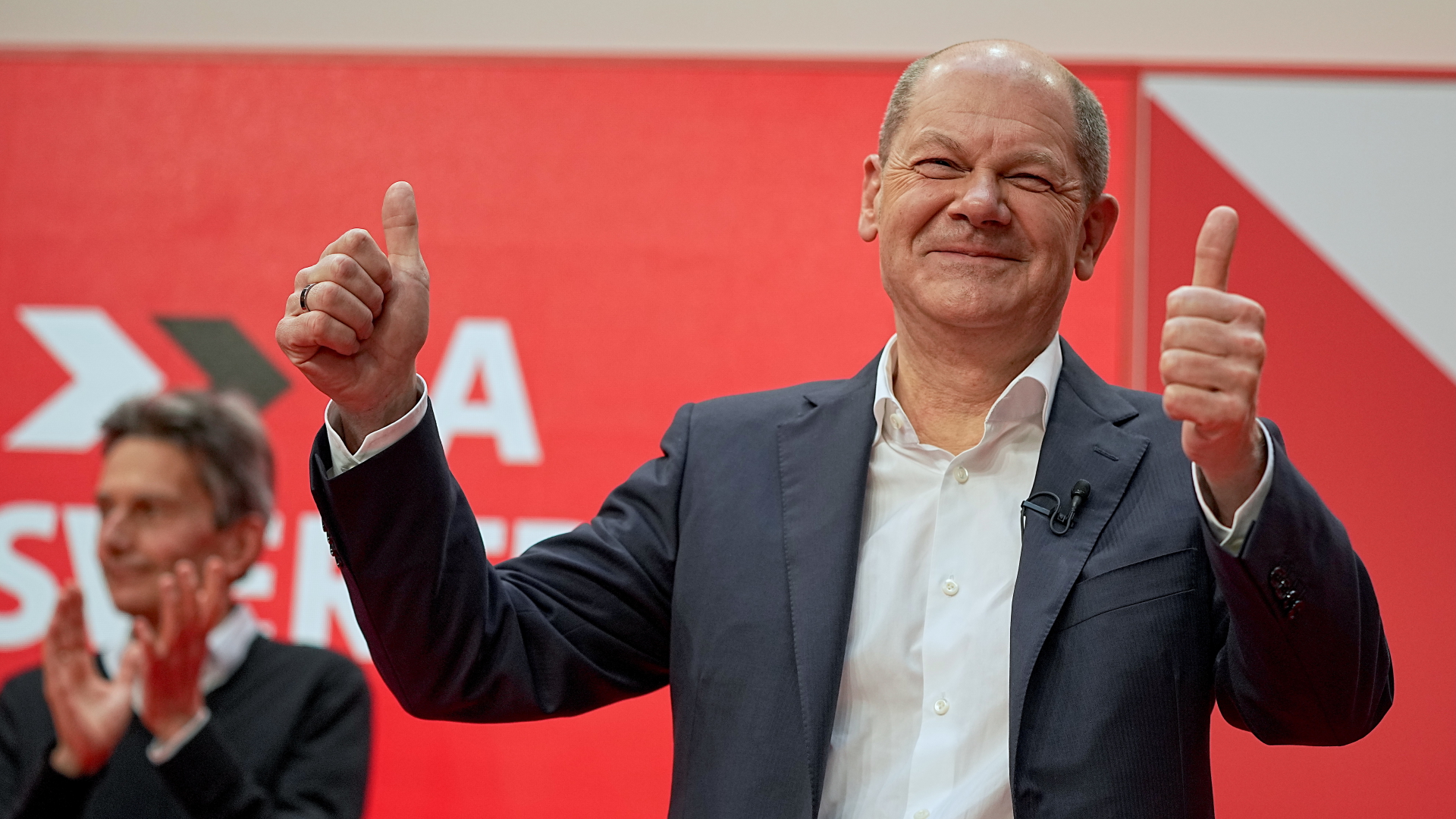 Olaf Scholz, designierter SPD Kanzler und geschäftsführender Bundesminister der Finanzen, hebt nach der Zustimmung beim SPD-Parteitag im Willy-Brandt-Haus zum geplanten Koalitionsvertrag die Daumen. | dpa