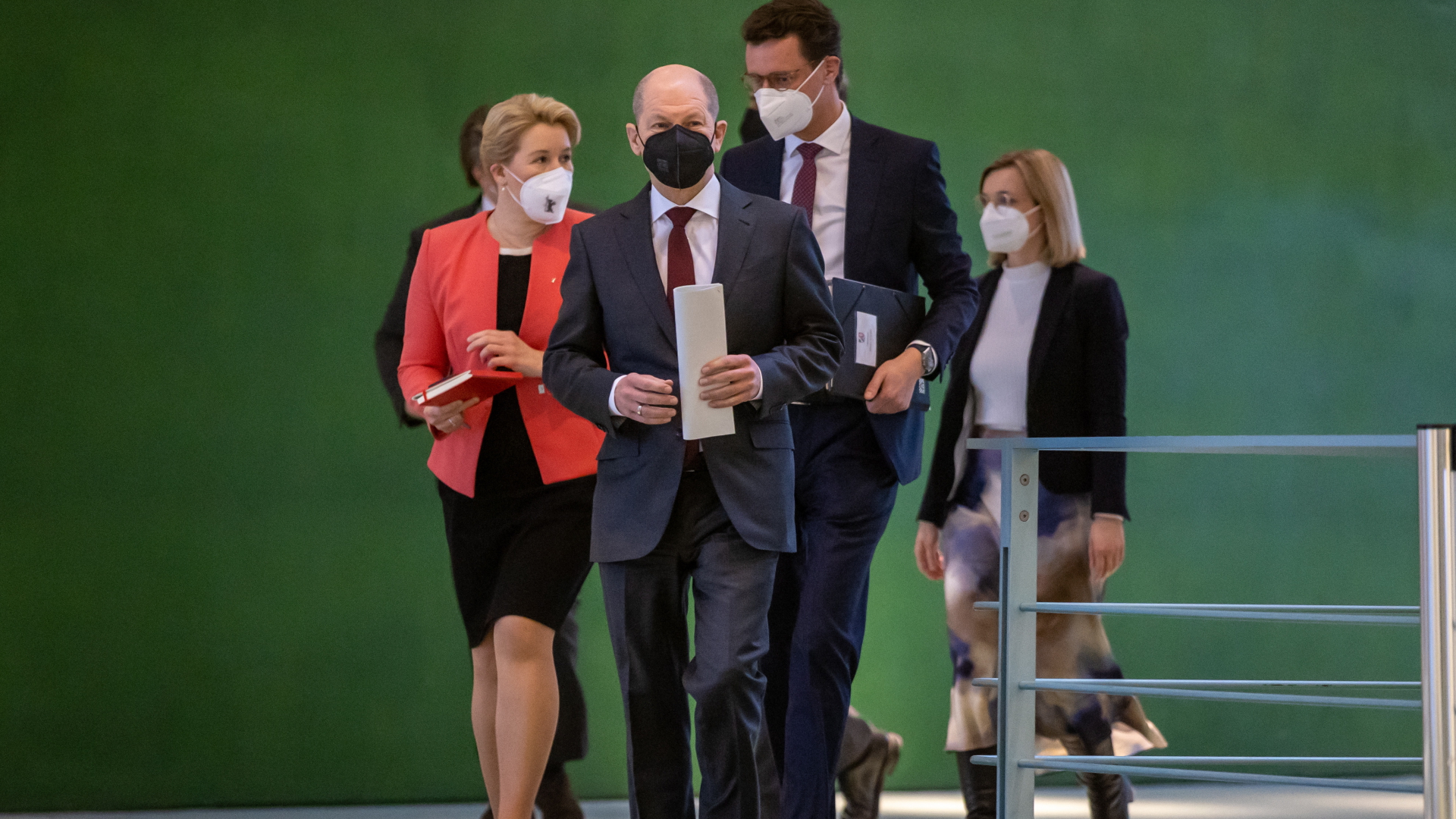 Kanzler Olaf Scholz, der nordrhein-westfälische Ministerpräsident Hendrik Wüst und die Berliner Bürgermeisterin Franziska Giffey  | EPA