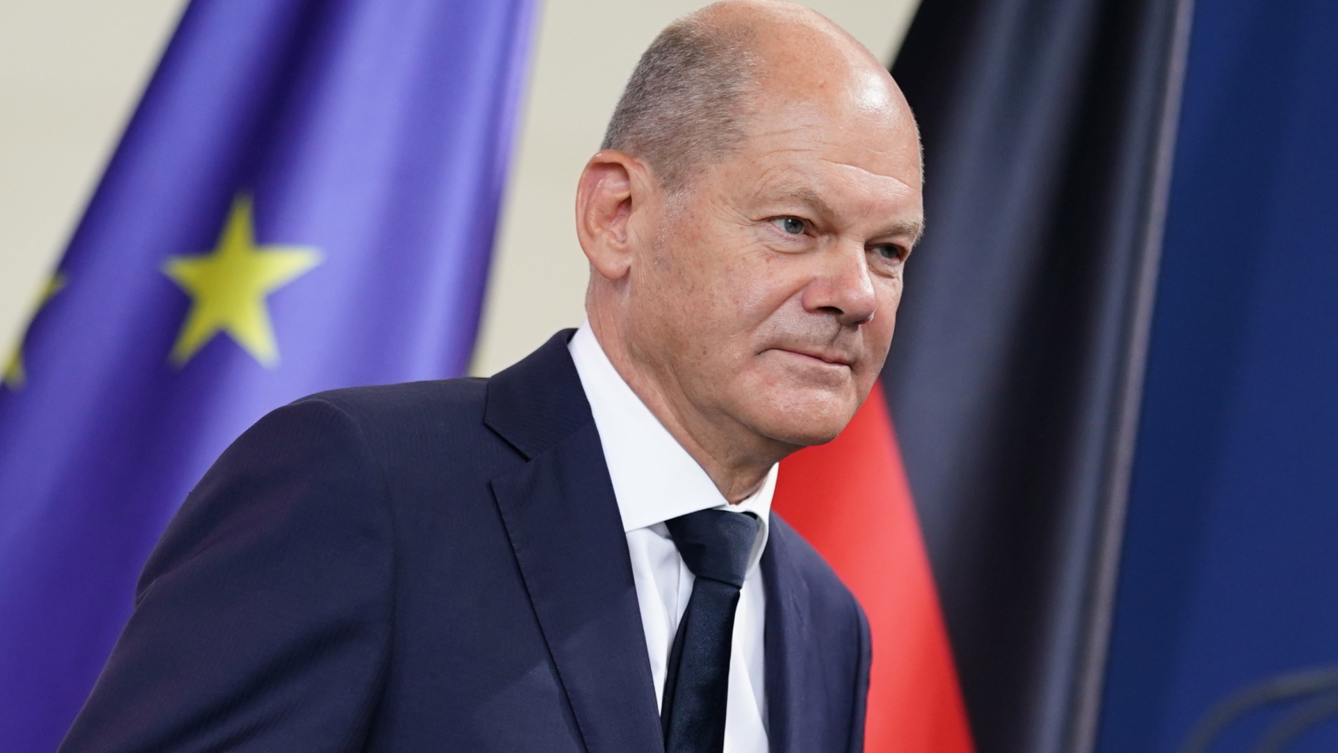 Bundeskanzler Olaf Scholz im August 2022, im Hintergrund sind die deutsche und die Flagge der EU aufgehängt. | EPA