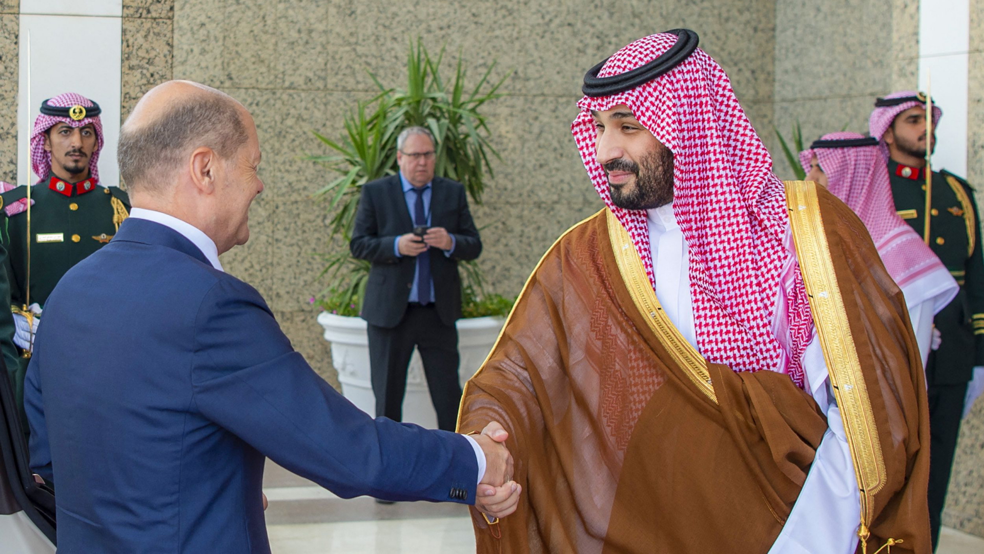 Bundeskanzler Olaf Scholz (l, SPD) wird vom Kronprinzen des Königreichs Saudi-Arabien Mohammed bin Salman al-Saud im Al-Salam-Palast empfangen. | AFP