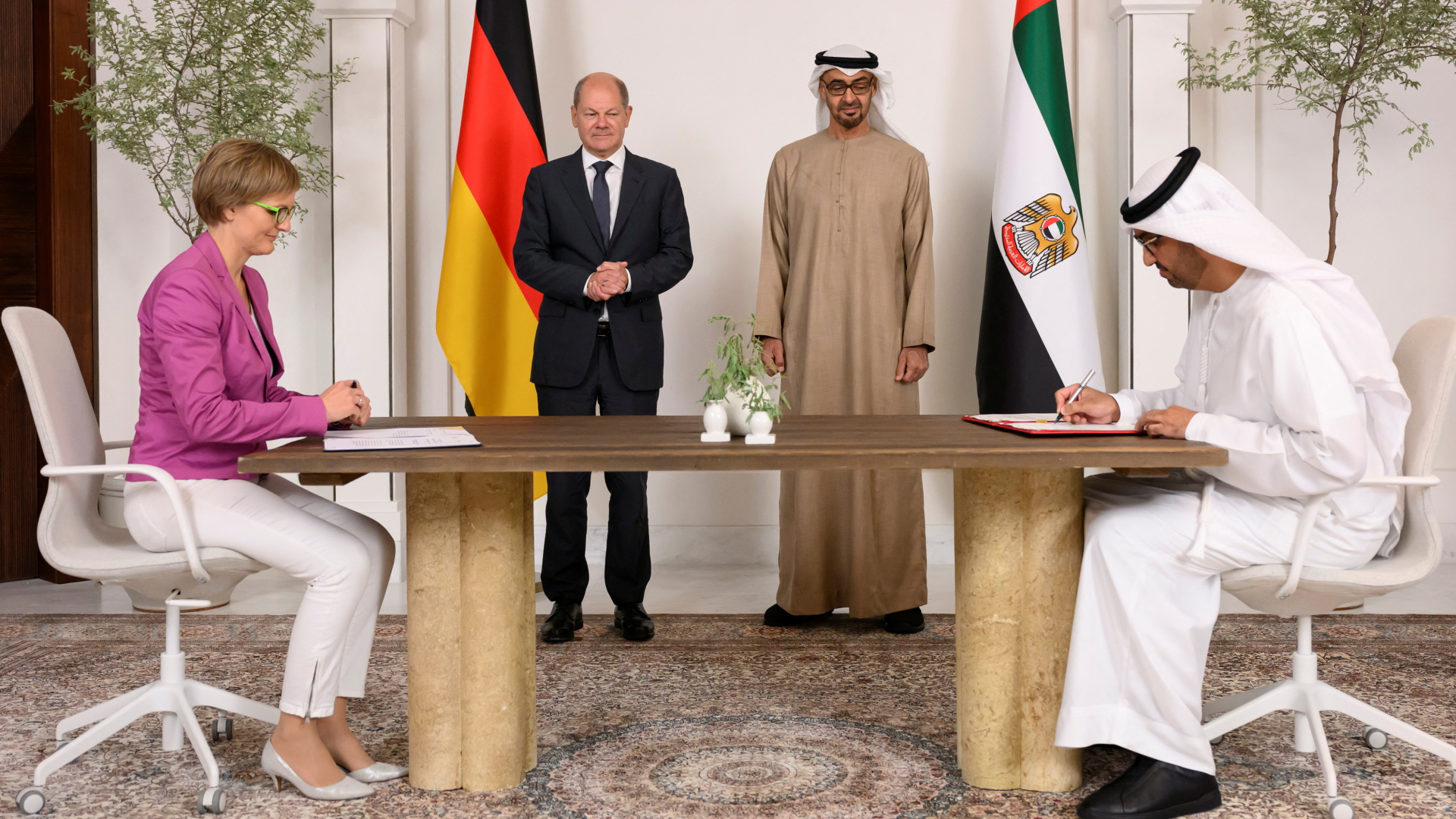 Kanzler Scholz und Sheich Mohamed bin Zayed al-Nahyan beobachten die Unterzeichnung von Energieverträgen in Abu Dhabi  | via REUTERS